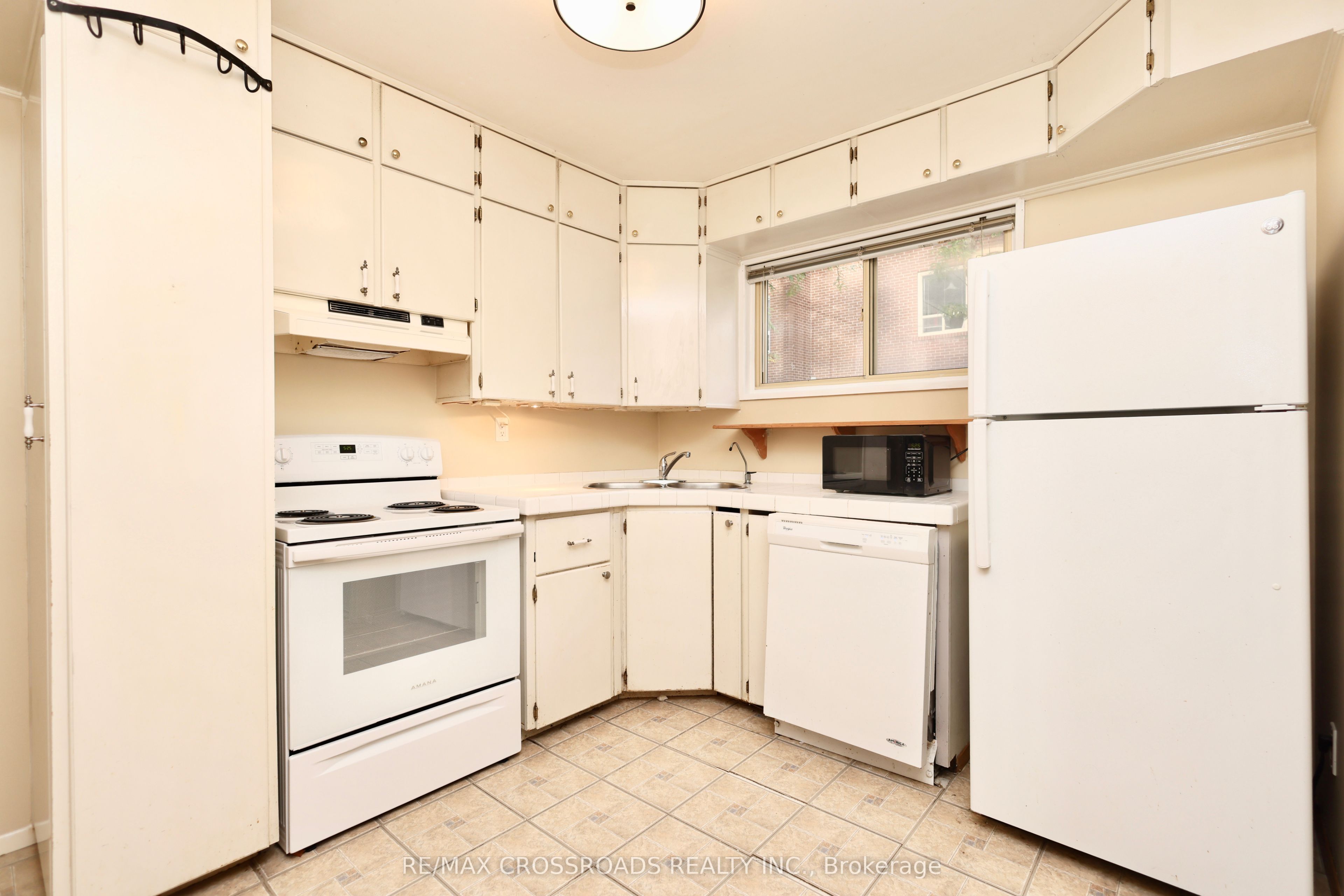 118 Wales Avenue Property Photo 6