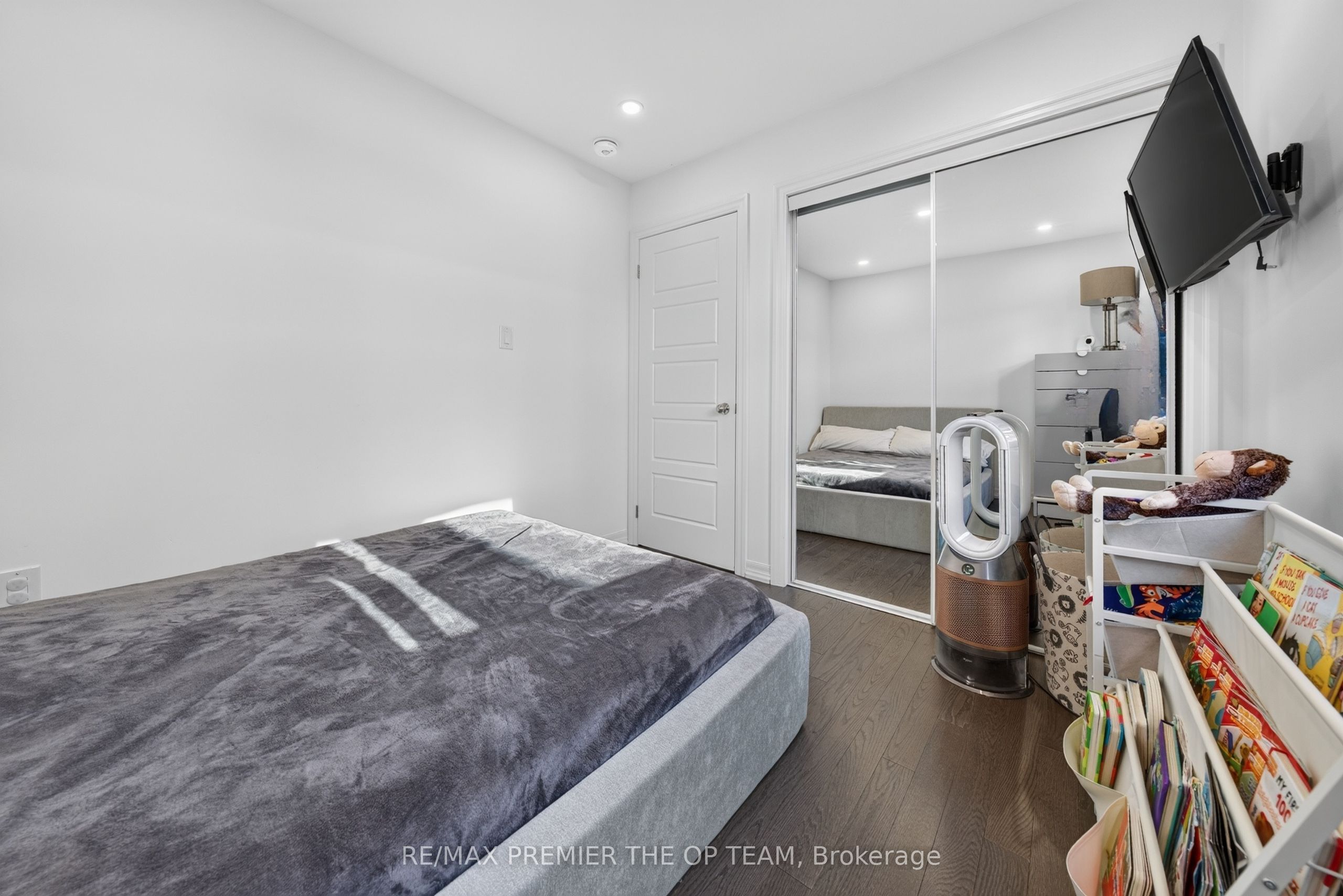 233 Vivant Street Property Photo 32