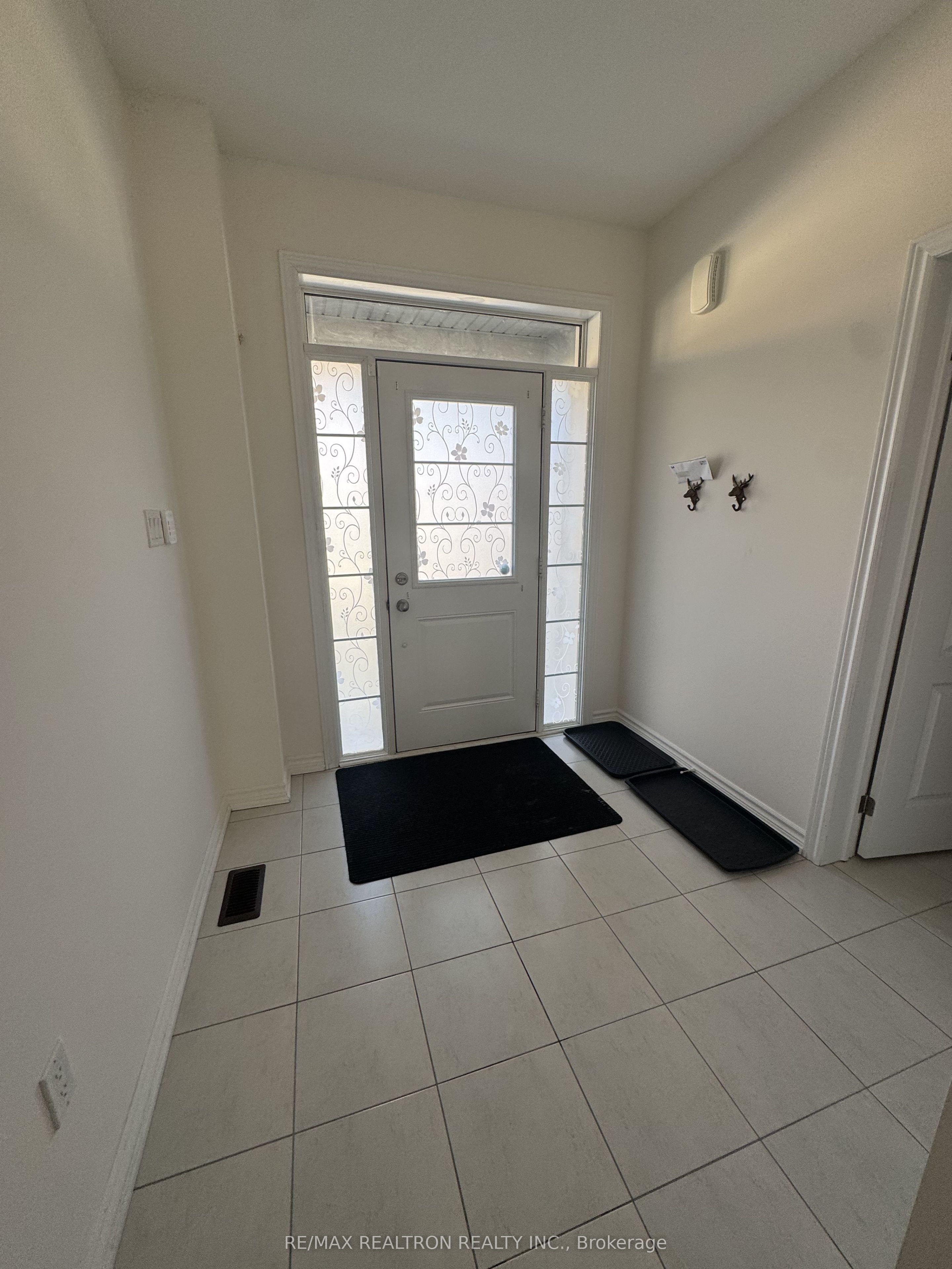49 Mondial Crescent Property Photo 2