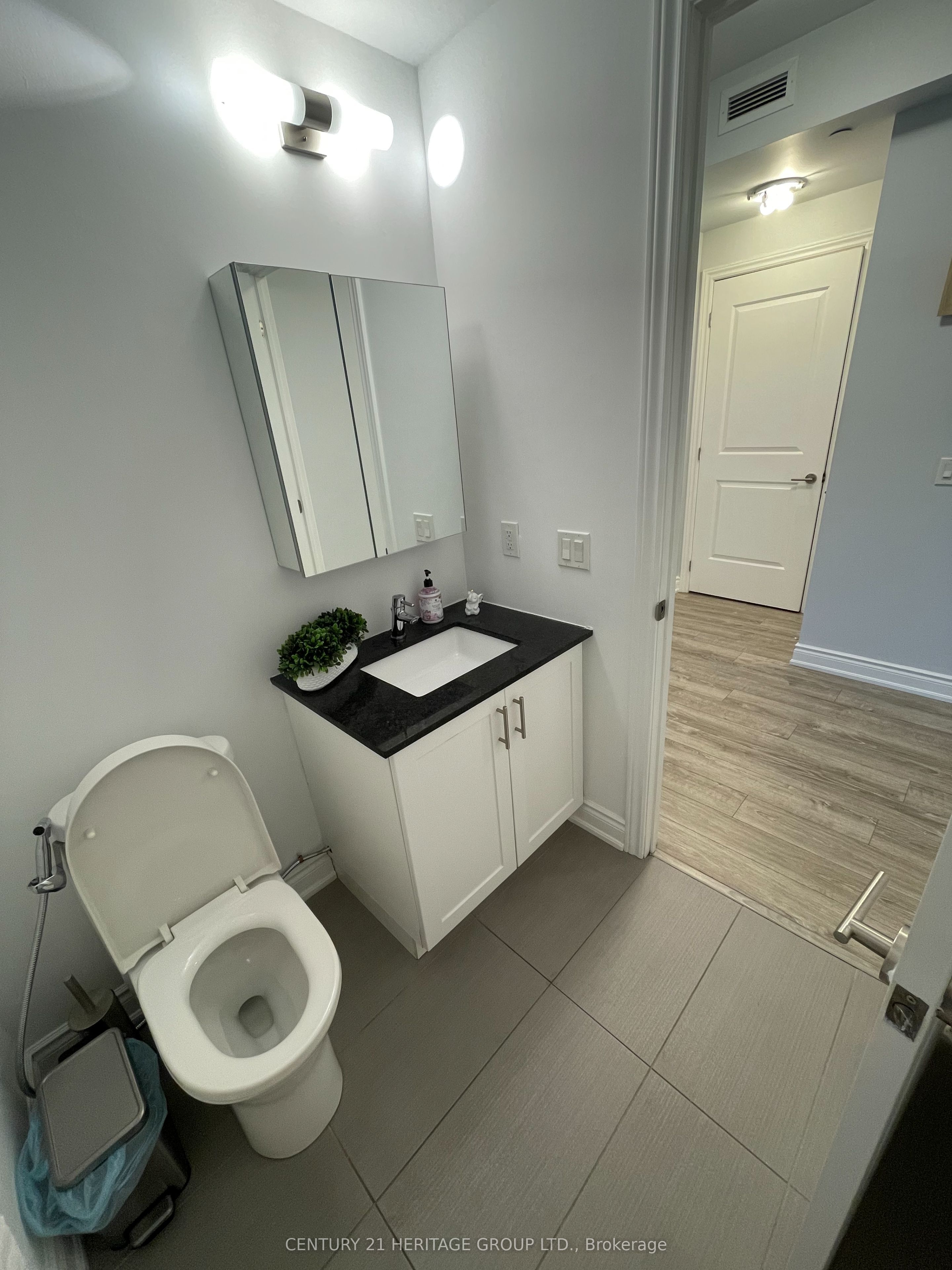 9618 Yonge Street 201 Property Photo 4