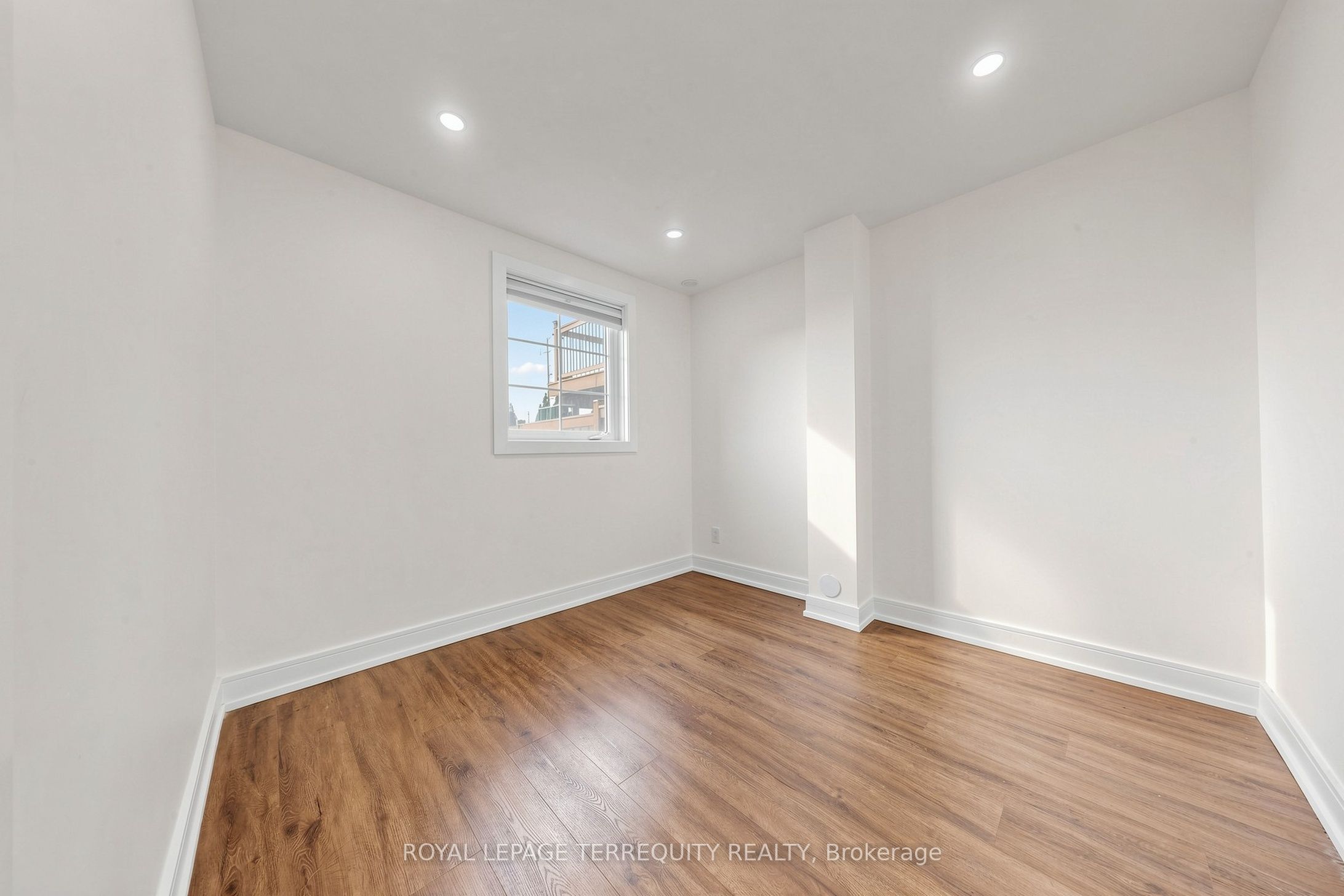 199 Armstrong Crescent Property Photo 27