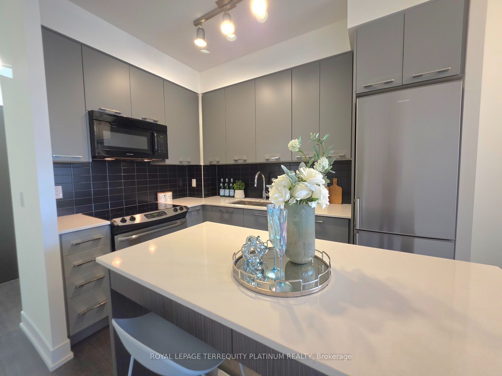 9471 Yonge Street 502 Property Photo 11