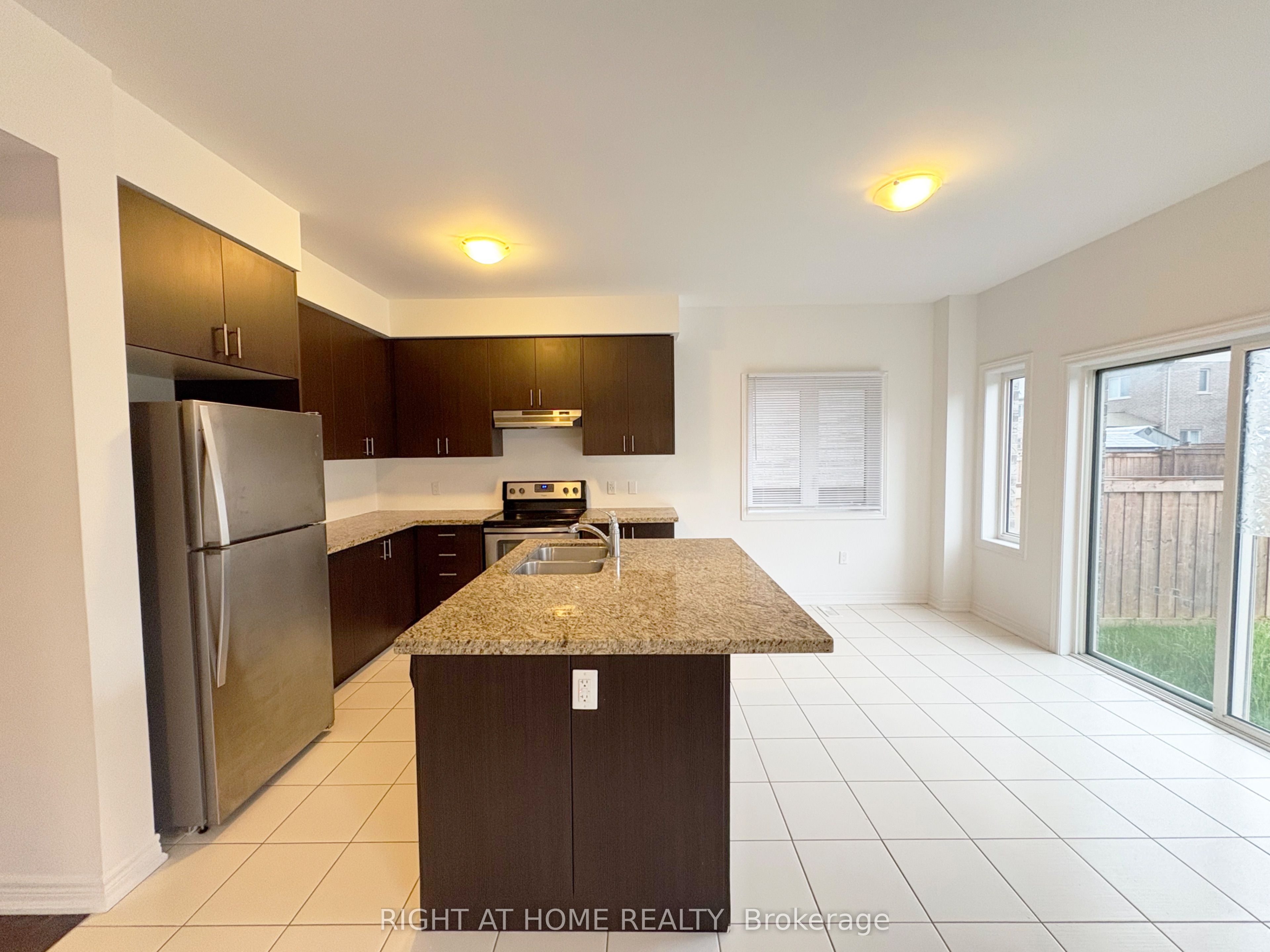 1528 Mcroberts Crescent Property Photo 3