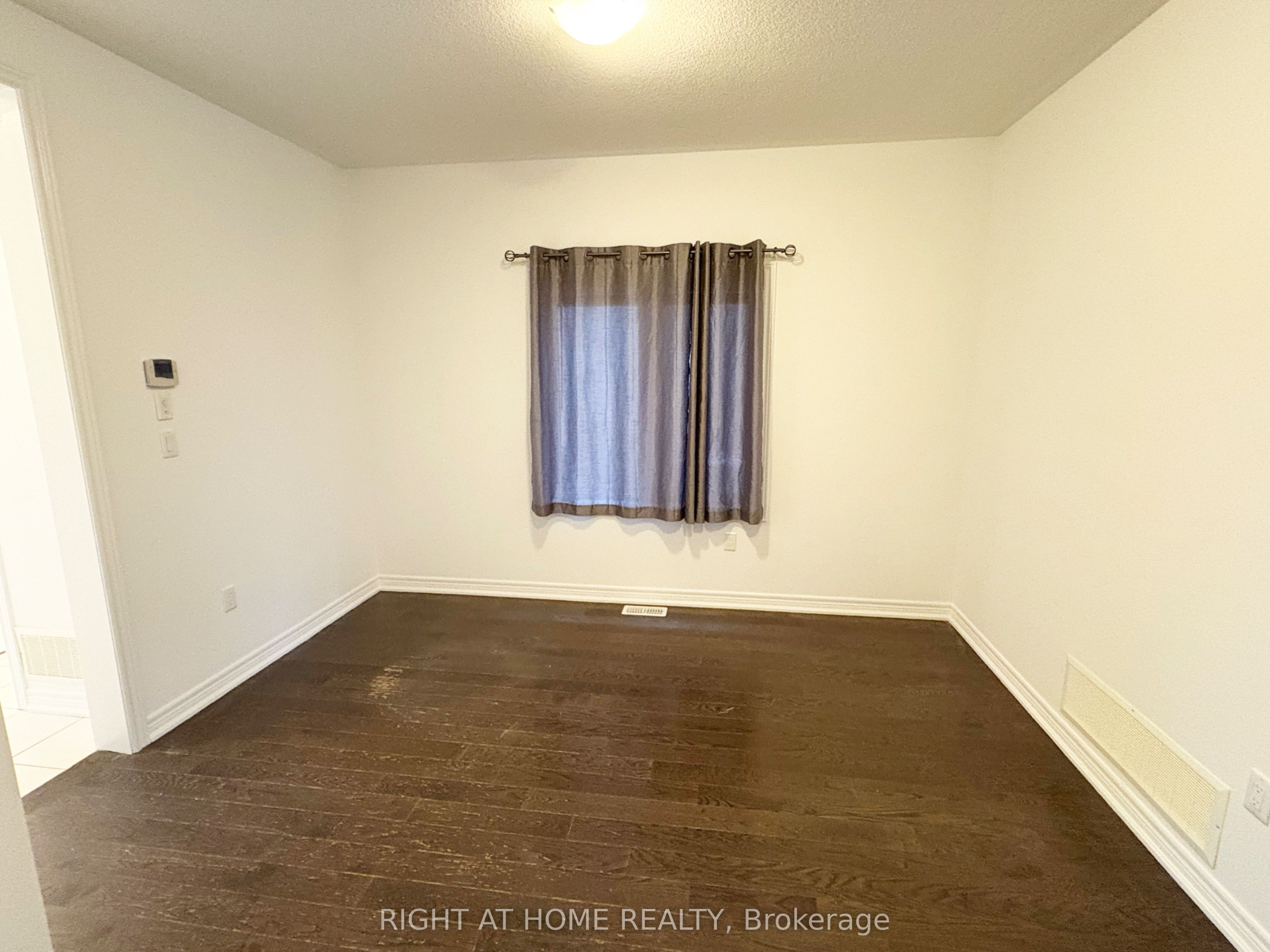 1528 Mcroberts Crescent Property Photo 4