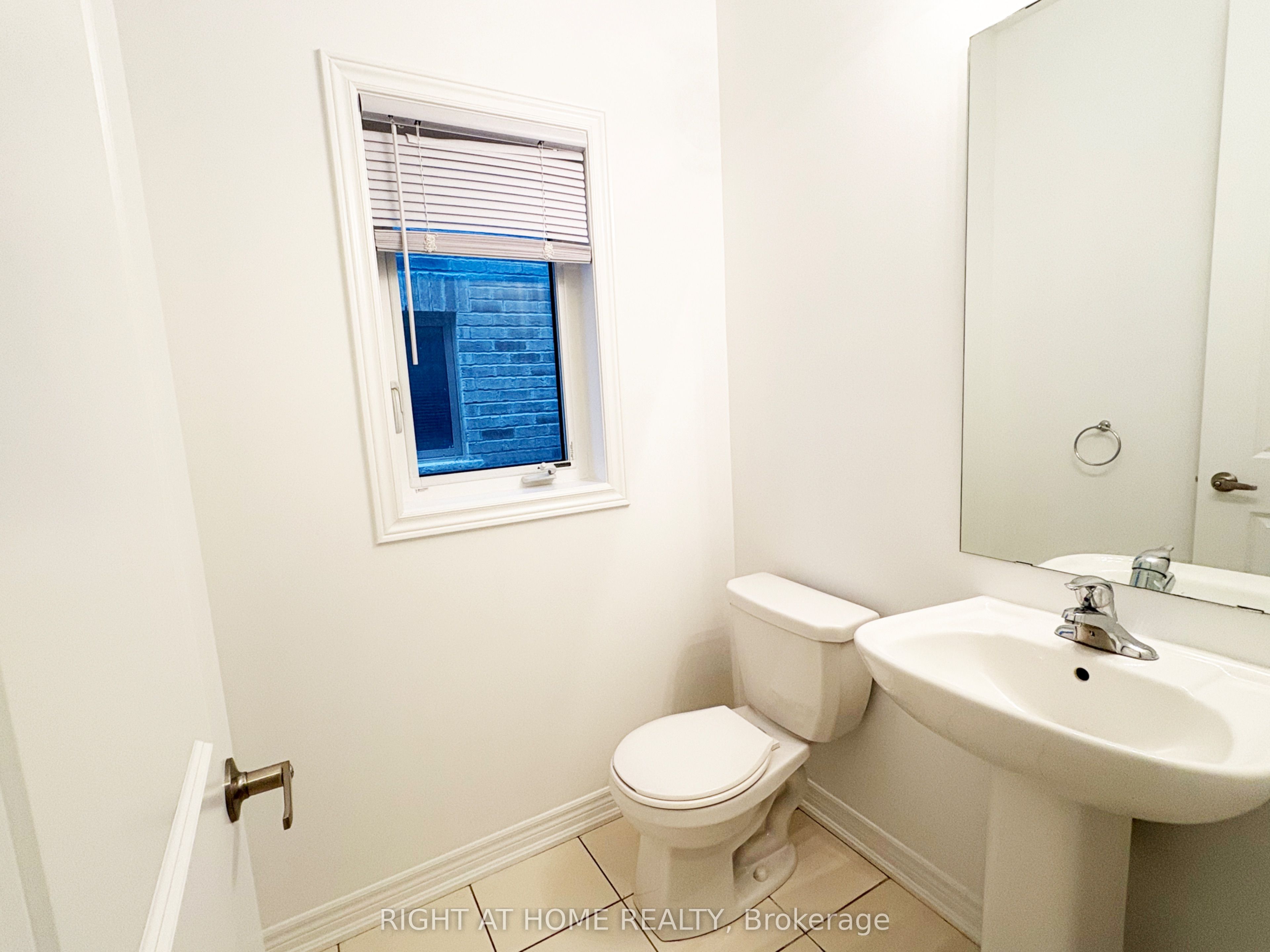 1528 Mcroberts Crescent Property Photo 6