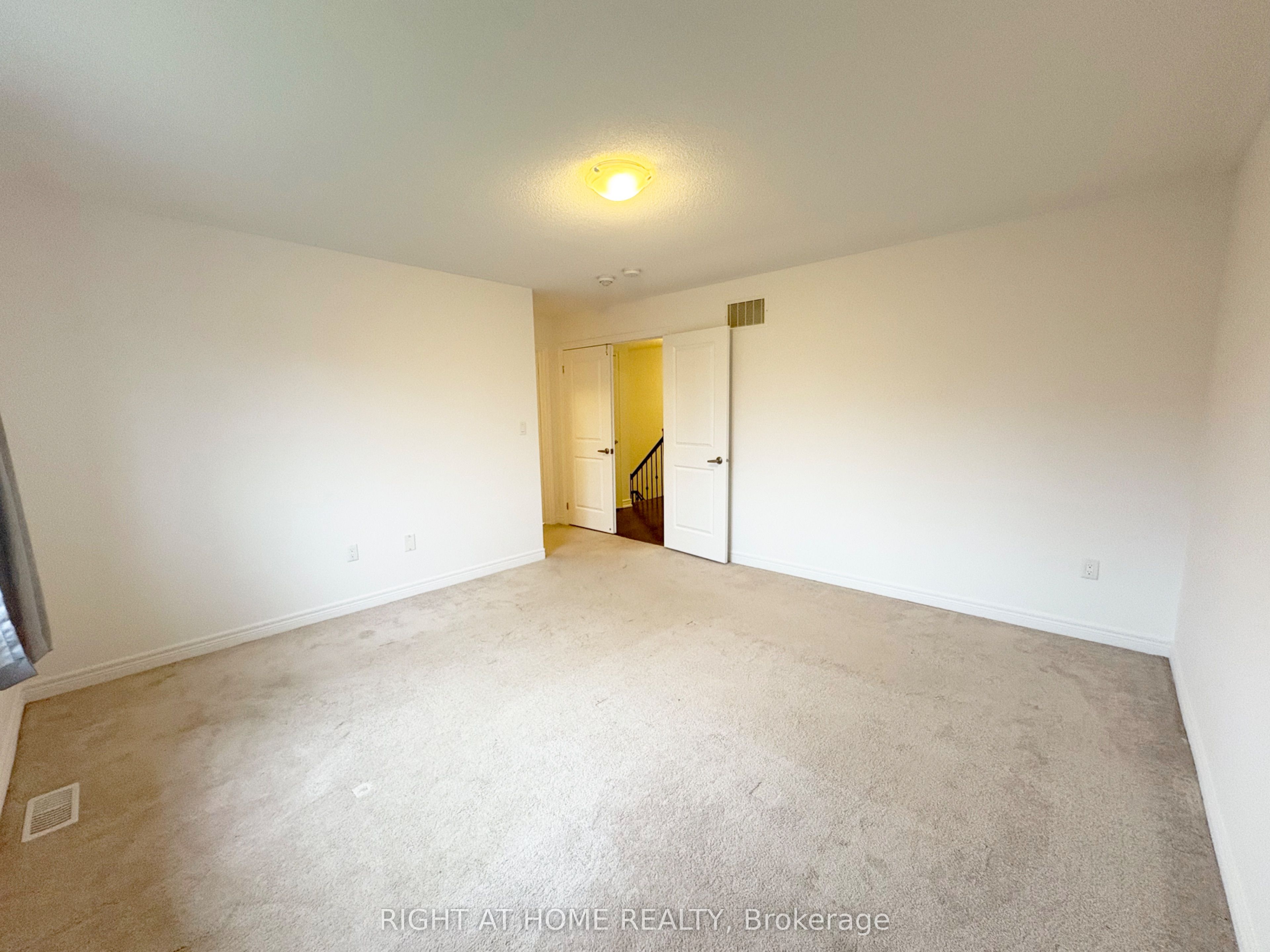 1528 Mcroberts Crescent Property Photo 7