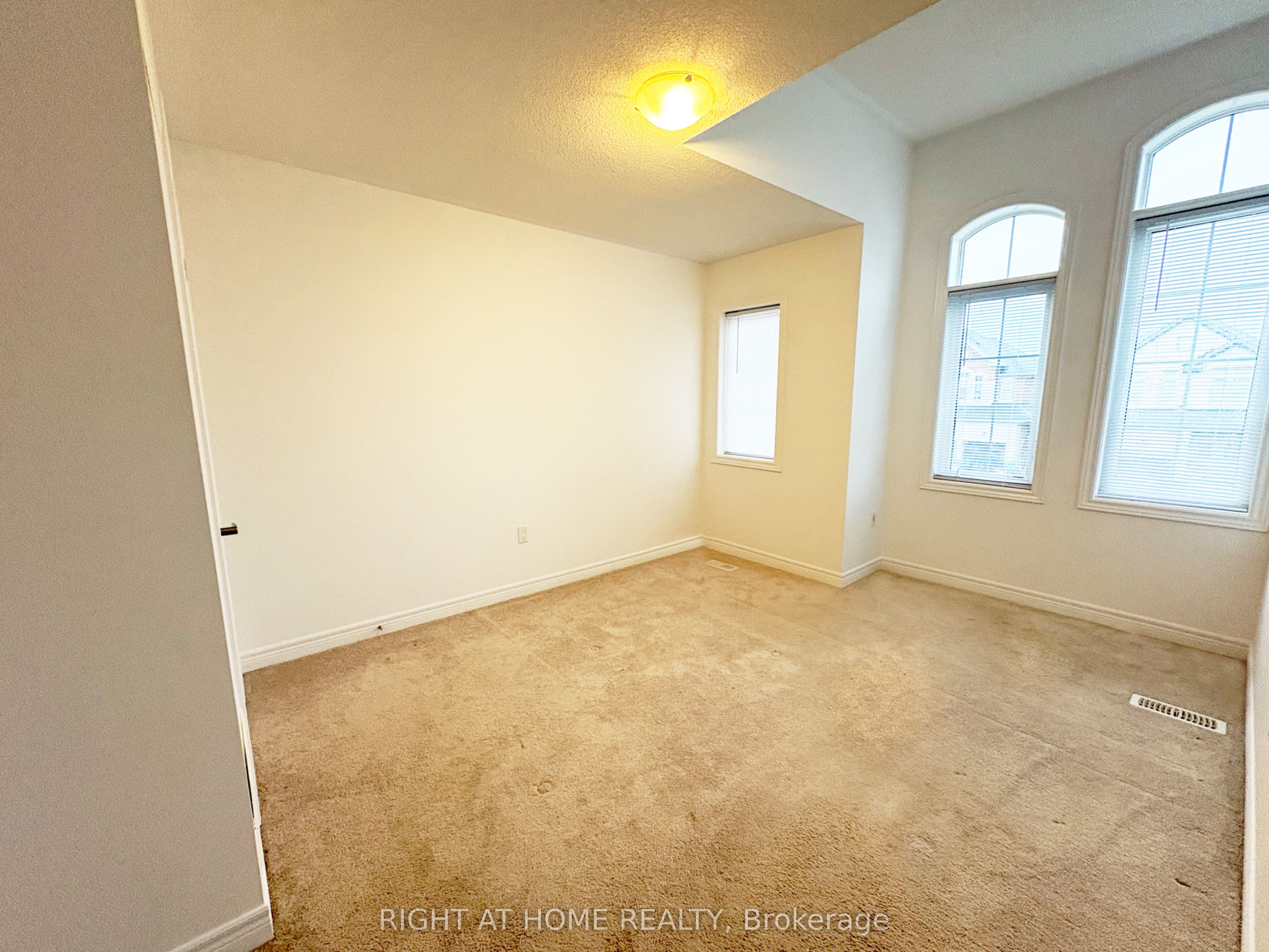 1528 Mcroberts Crescent Property Photo 12