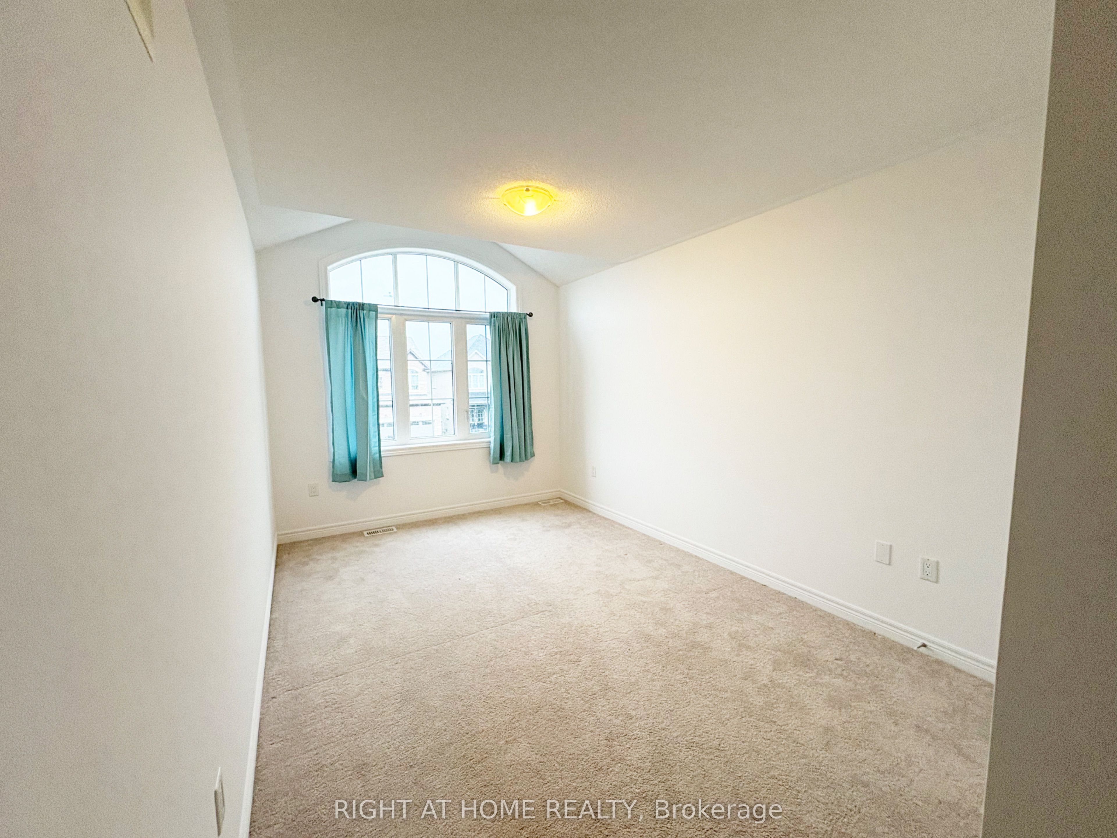 1528 Mcroberts Crescent Property Photo 14