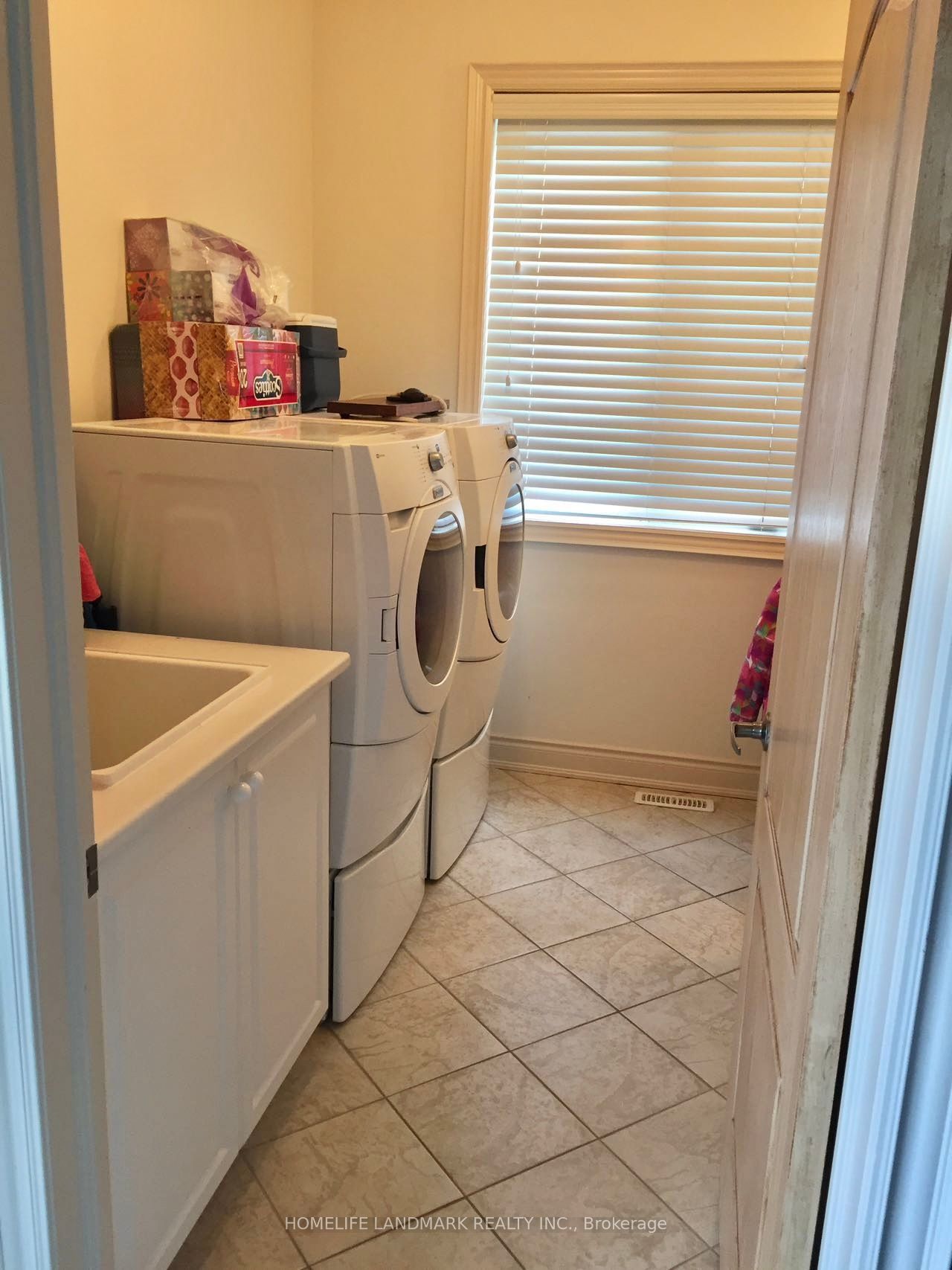 371 Dowson Loop Property Photo 8