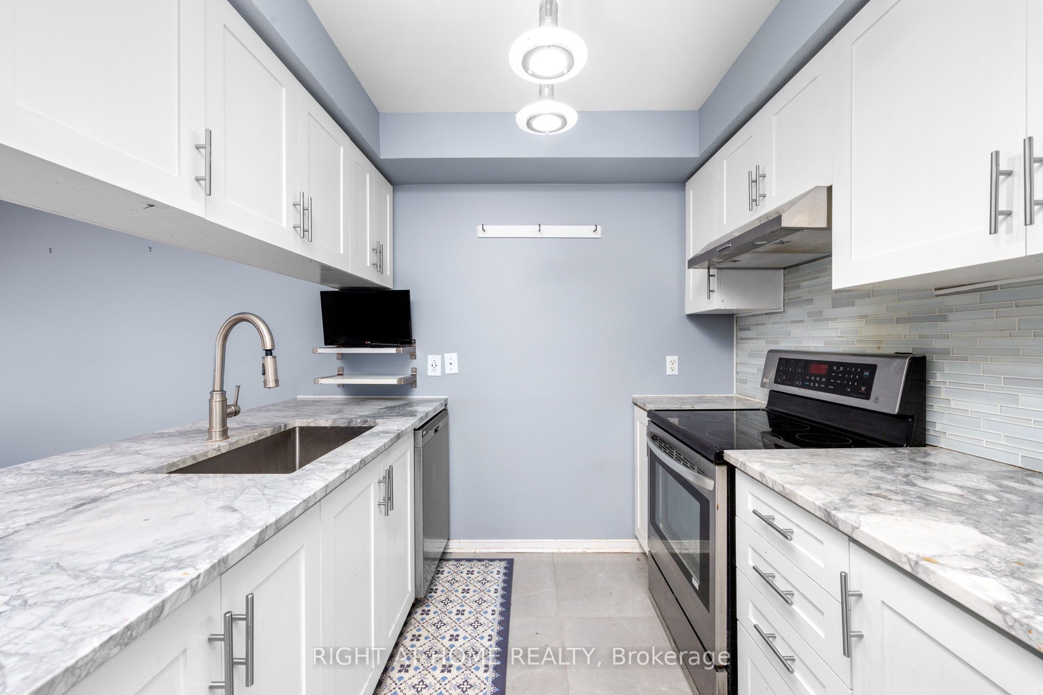 18 Clark Avenue W 176 Property Photo 11