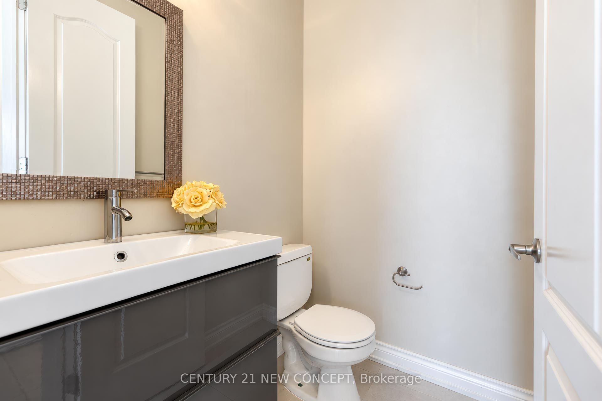 210 Lauderdale Drive E Property Photo 9