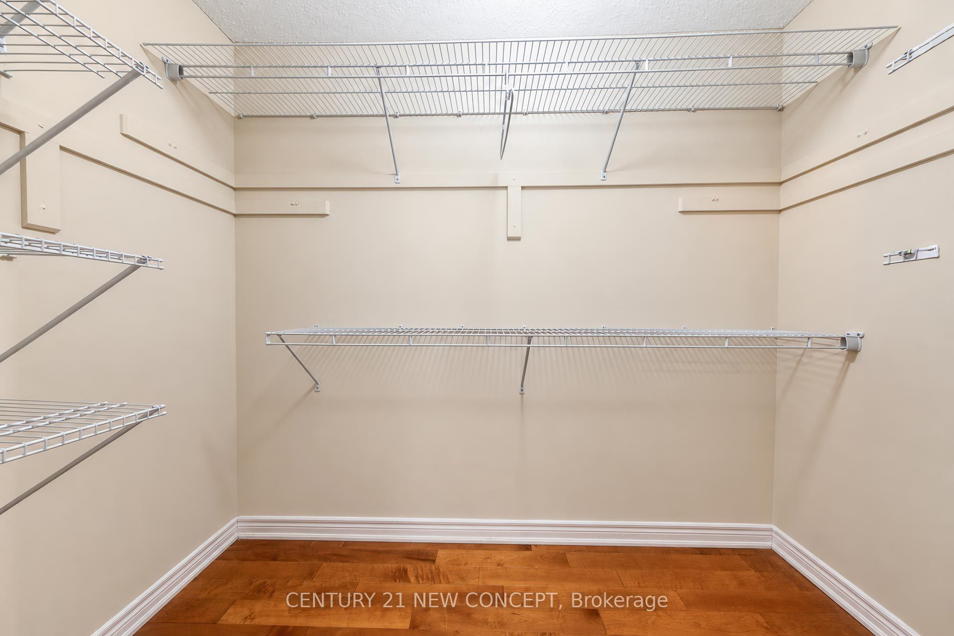 210 Lauderdale Drive E Property Photo 13