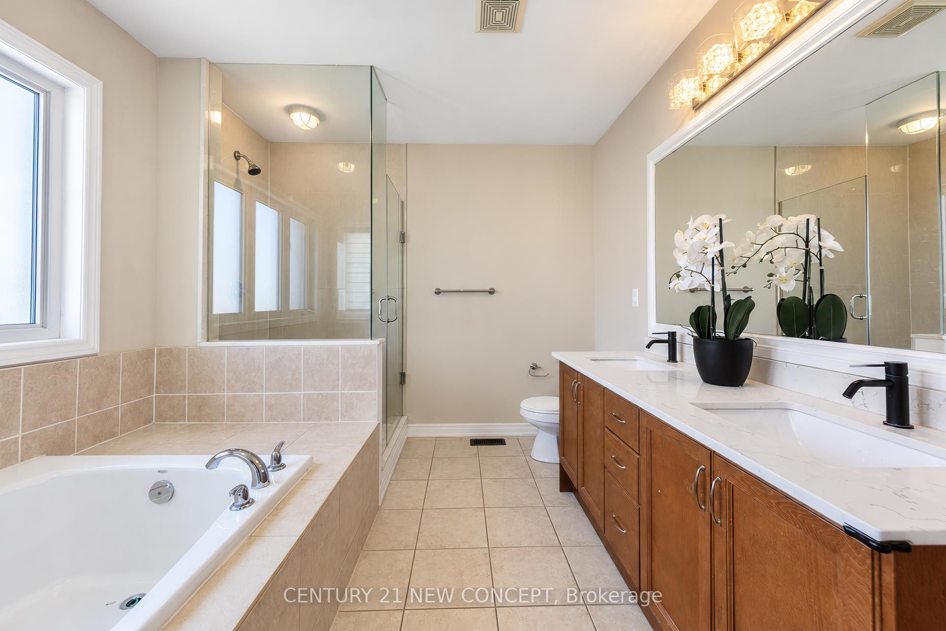 210 Lauderdale Drive E Property Photo 14