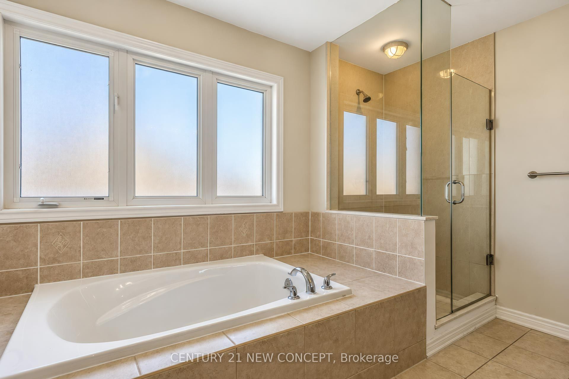 210 Lauderdale Drive E Property Photo 15