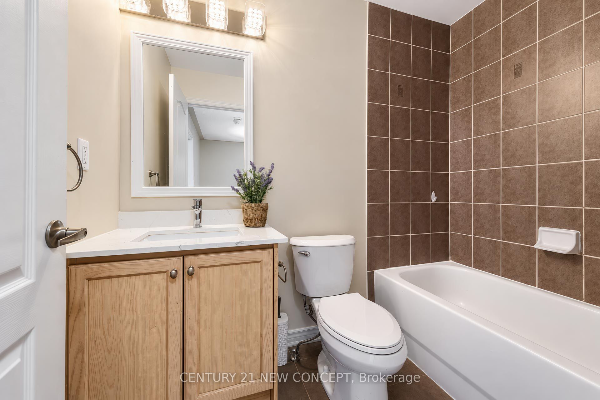 210 Lauderdale Drive E Property Photo 19