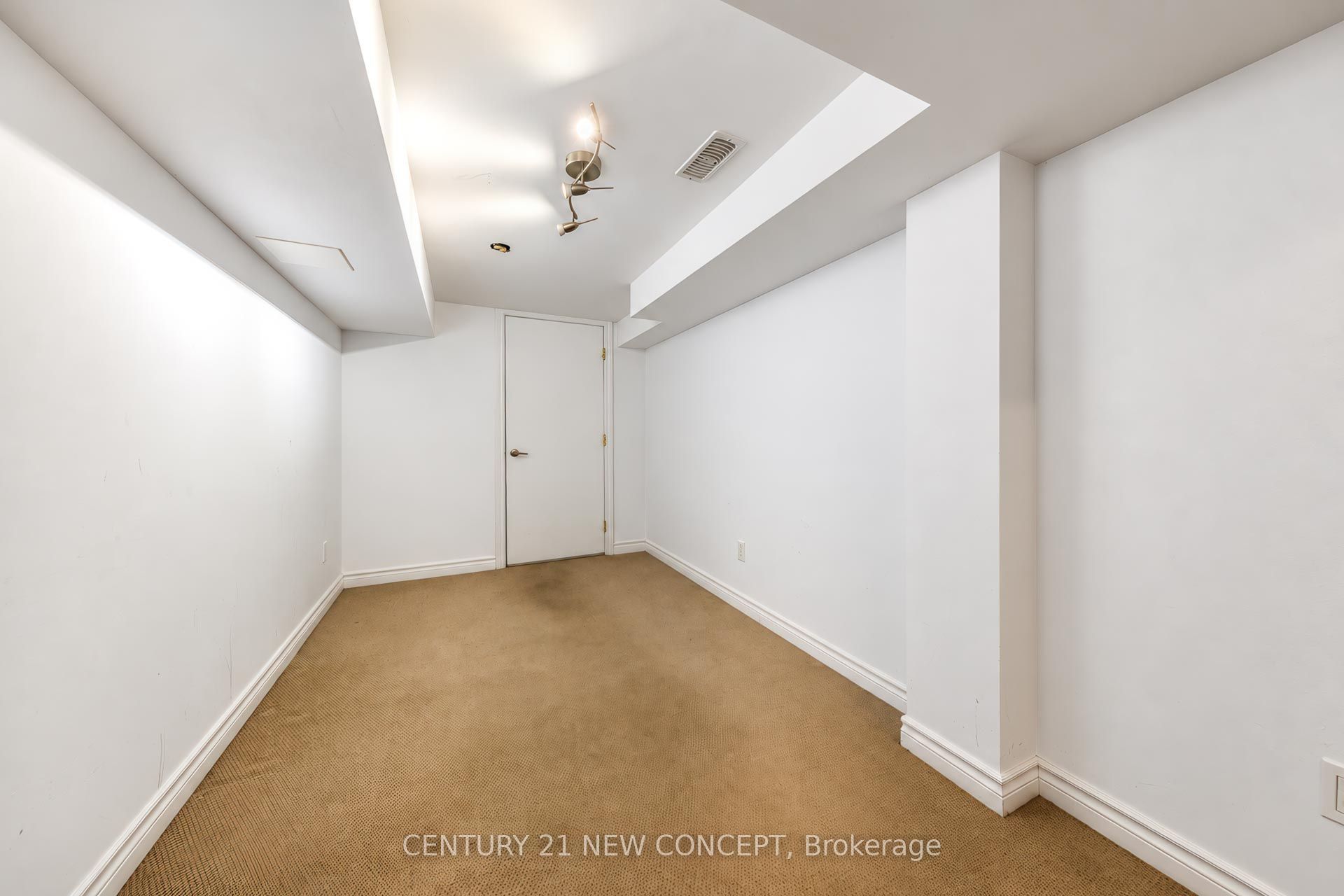 210 Lauderdale Drive E Property Photo 23