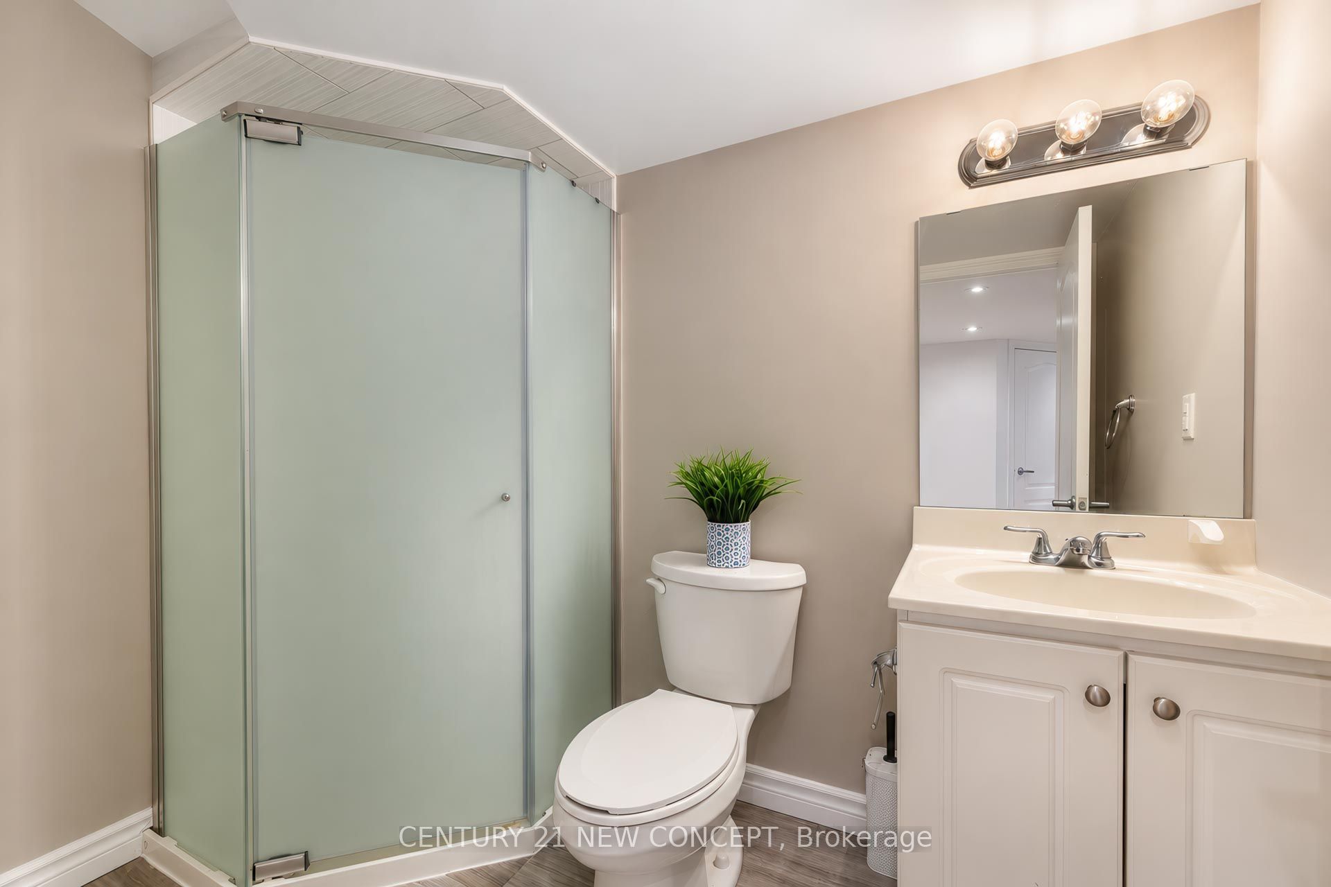 210 Lauderdale Drive E Property Photo 24