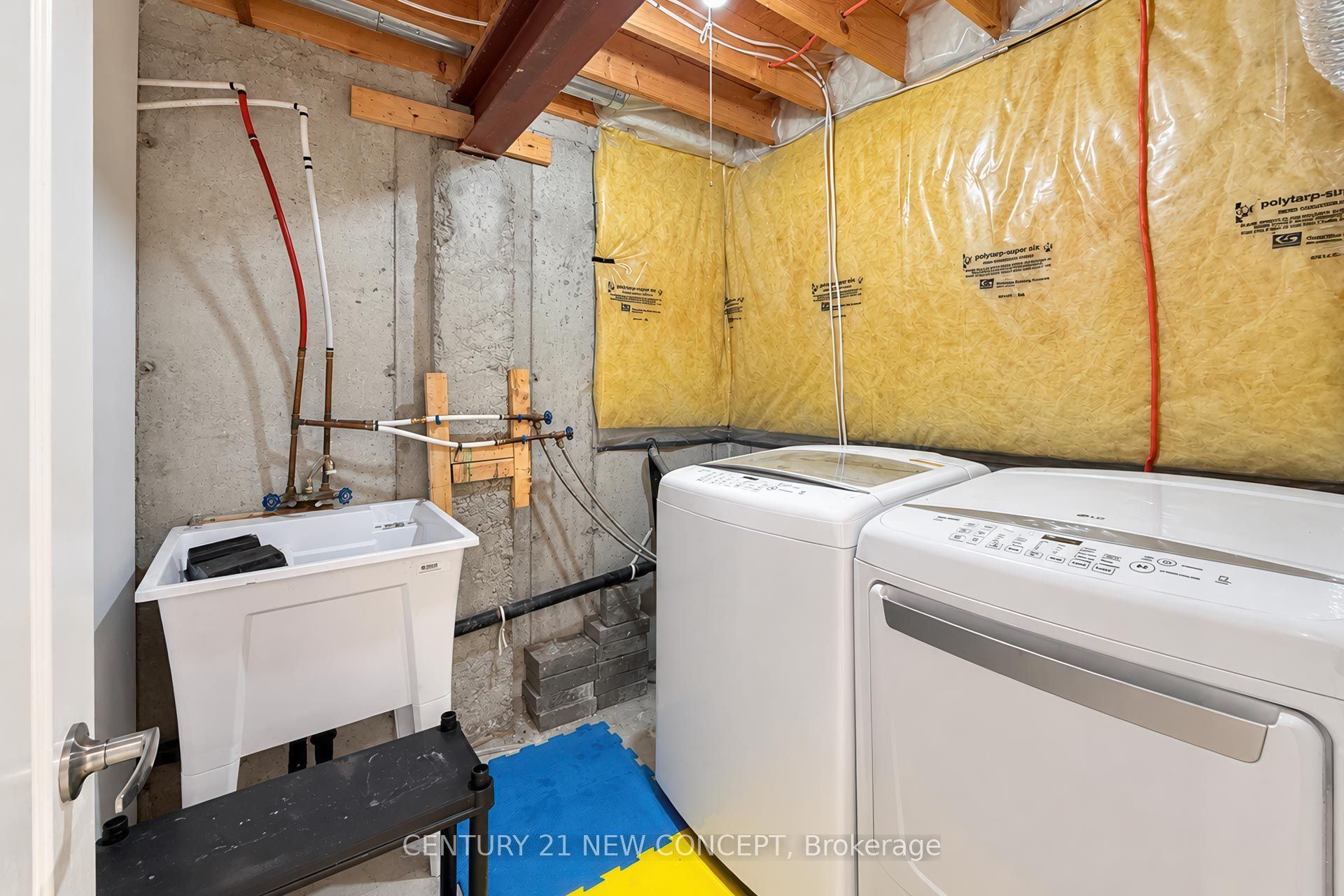 210 Lauderdale Drive E Property Photo 25