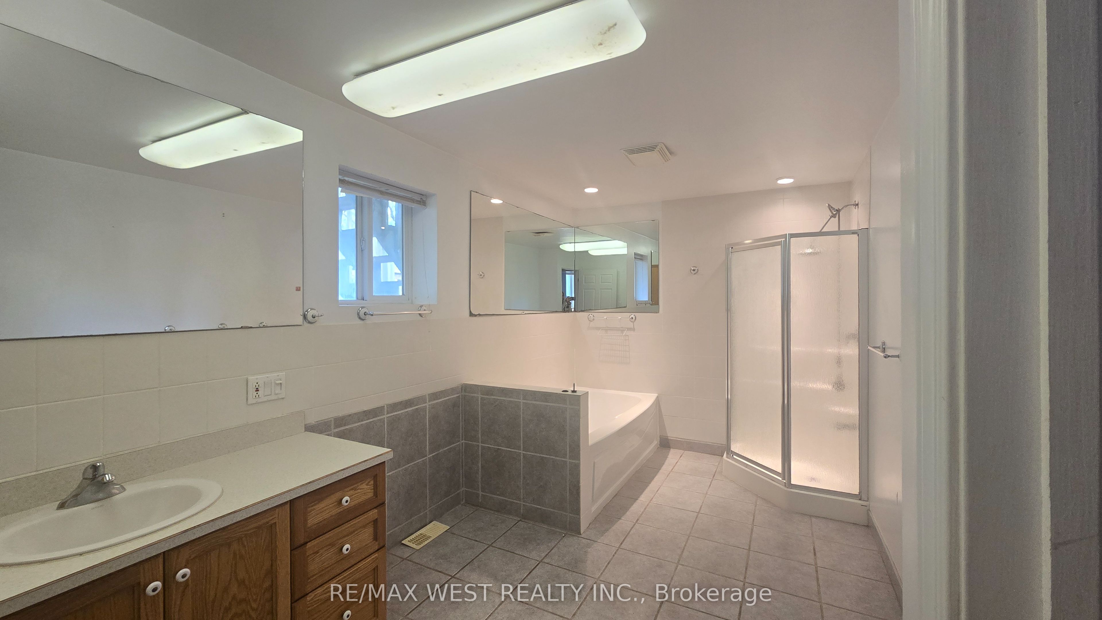 5427 Yonge Street Property Photo 6