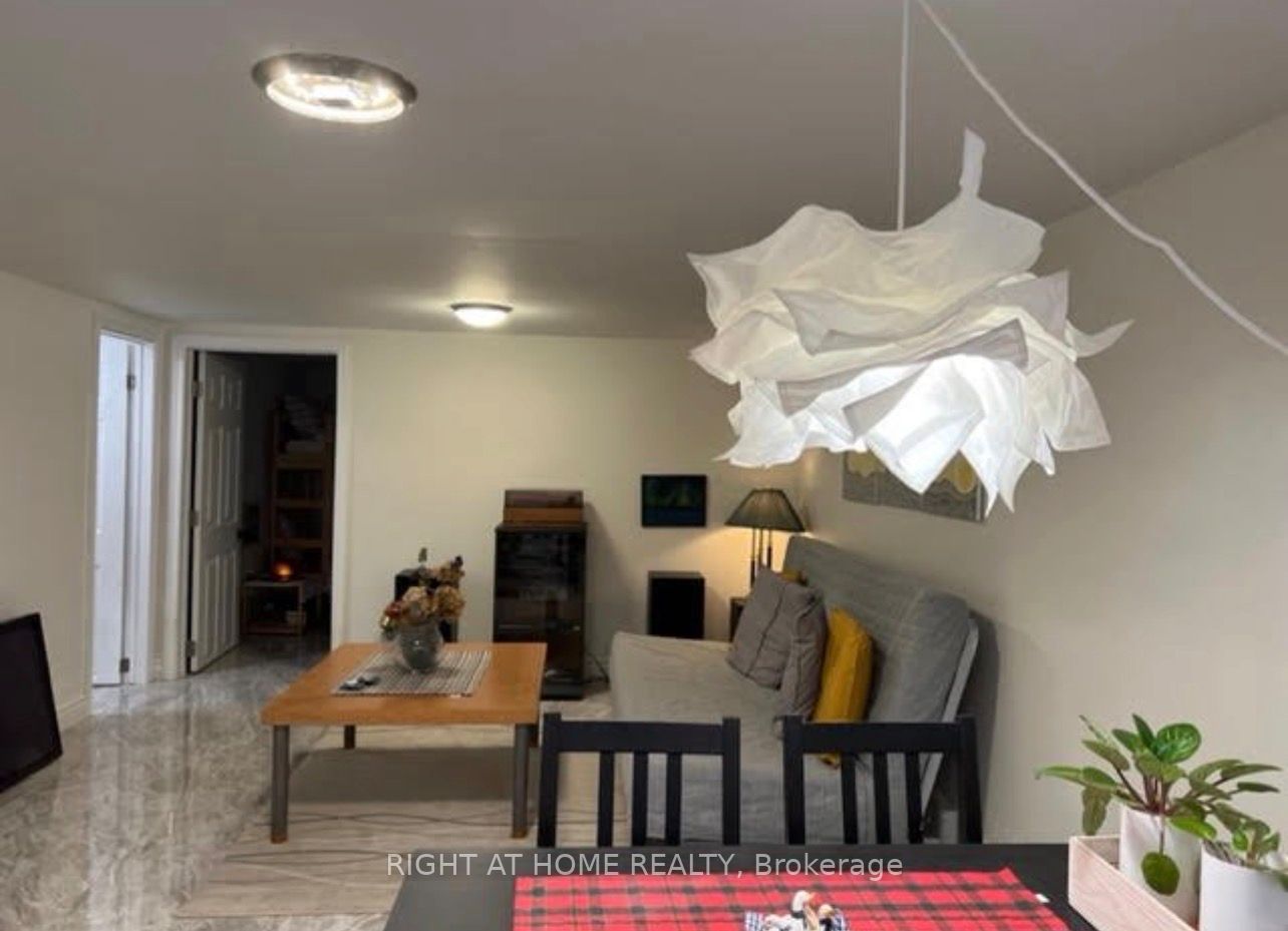 96 Simcoe Street Lower Unit Property Photo 10