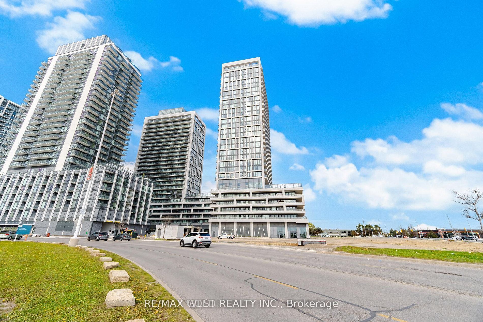 8960 Jane Street 2302 Property Photo 1