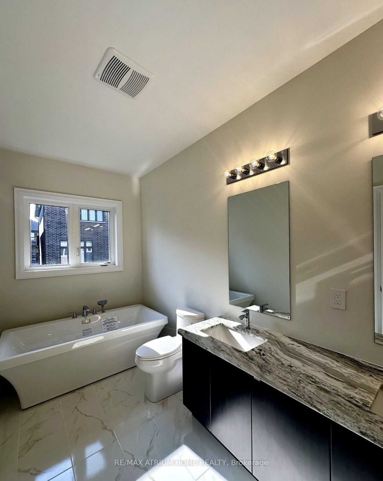 88 Tempel Street Property Photo 3