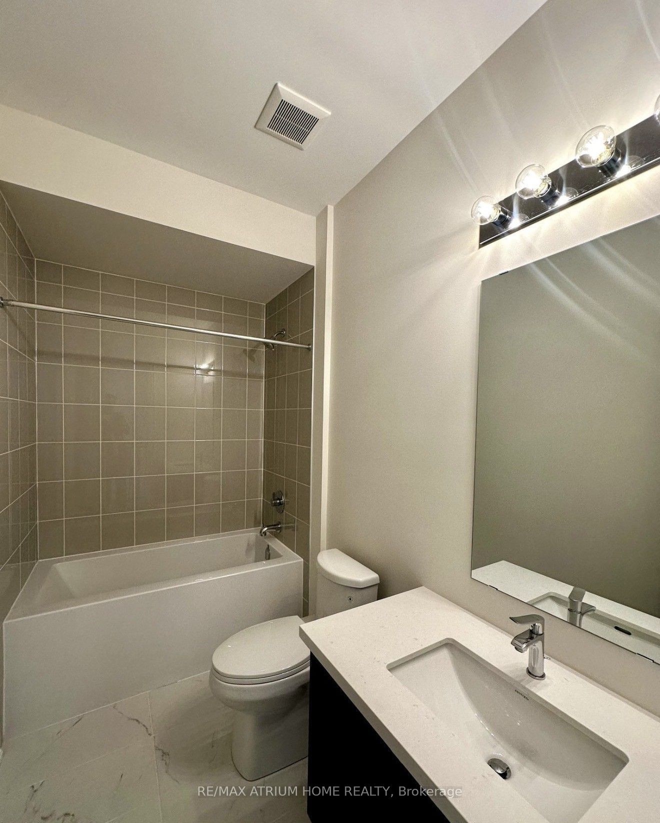 88 Tempel Street Property Photo 11