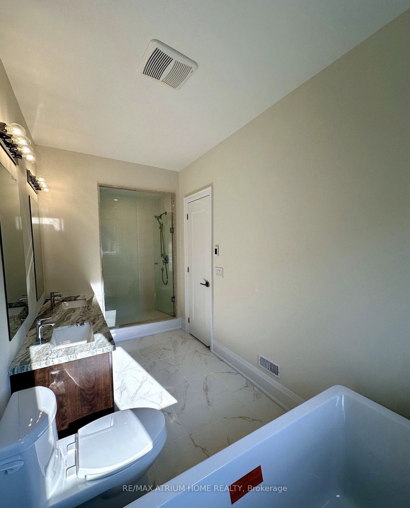 88 Tempel Street Property Photo 14
