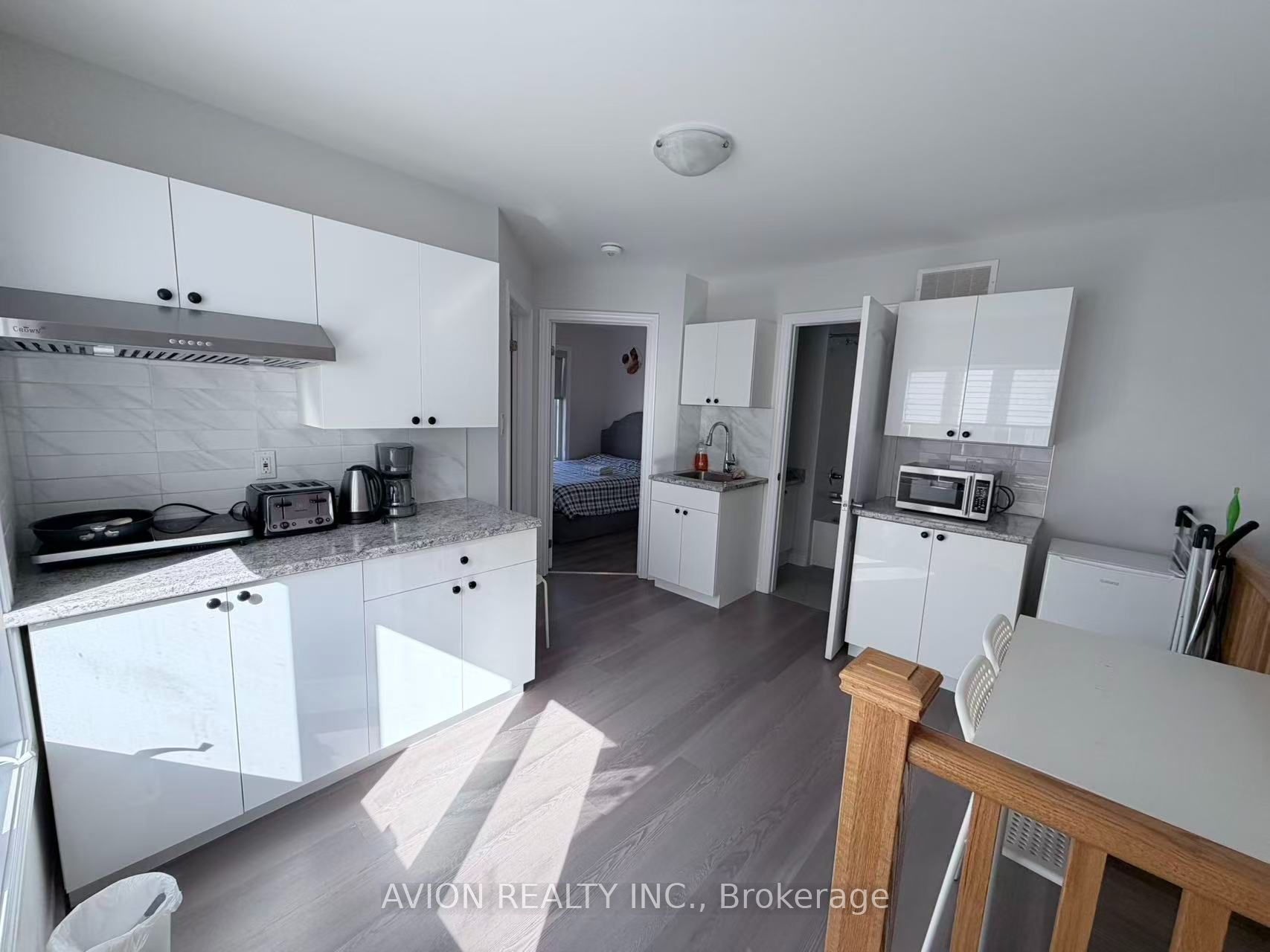 542 Whites Hill Avenue Coach House Property Photo 2
