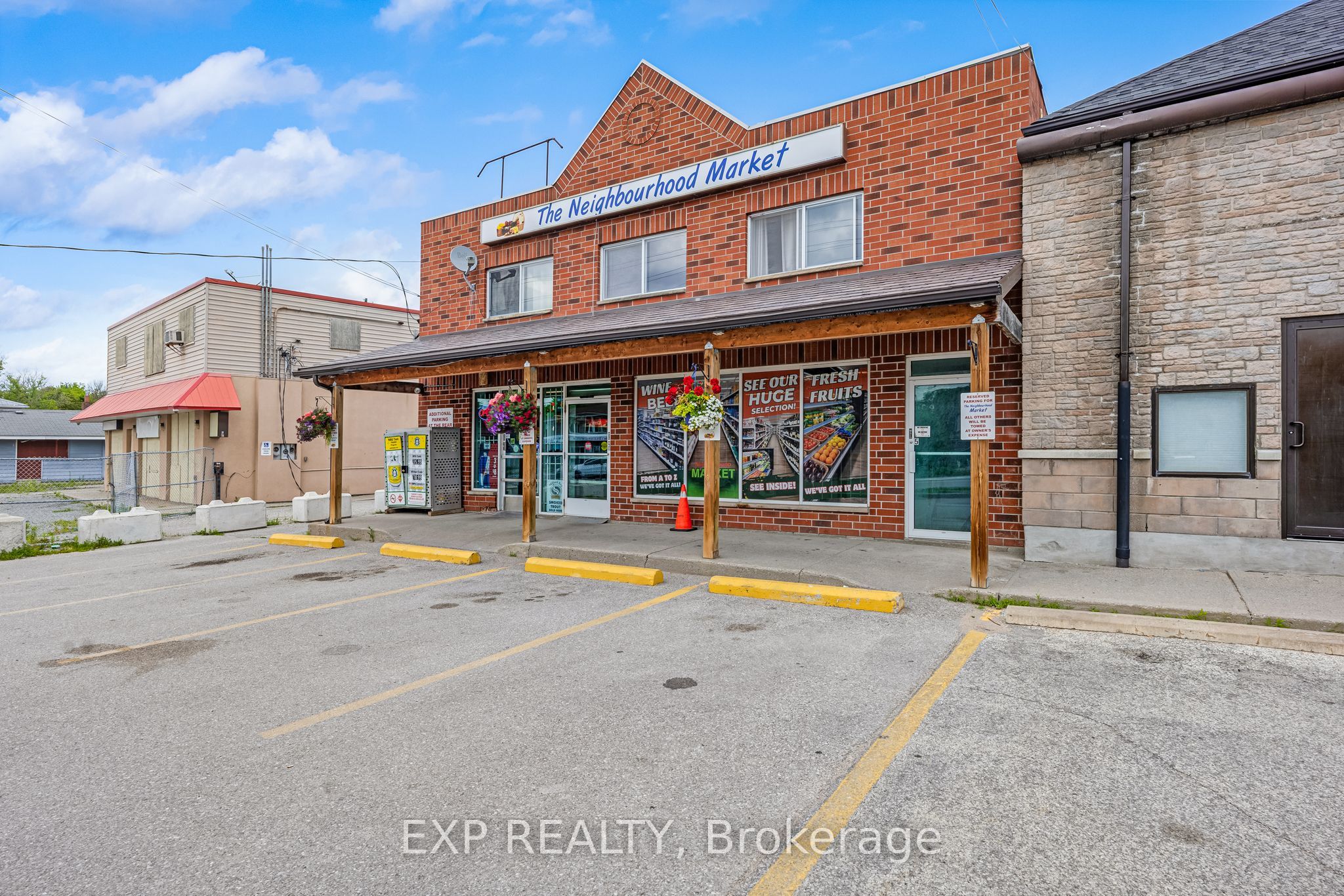 19423 Yonge Street Property Photo 7