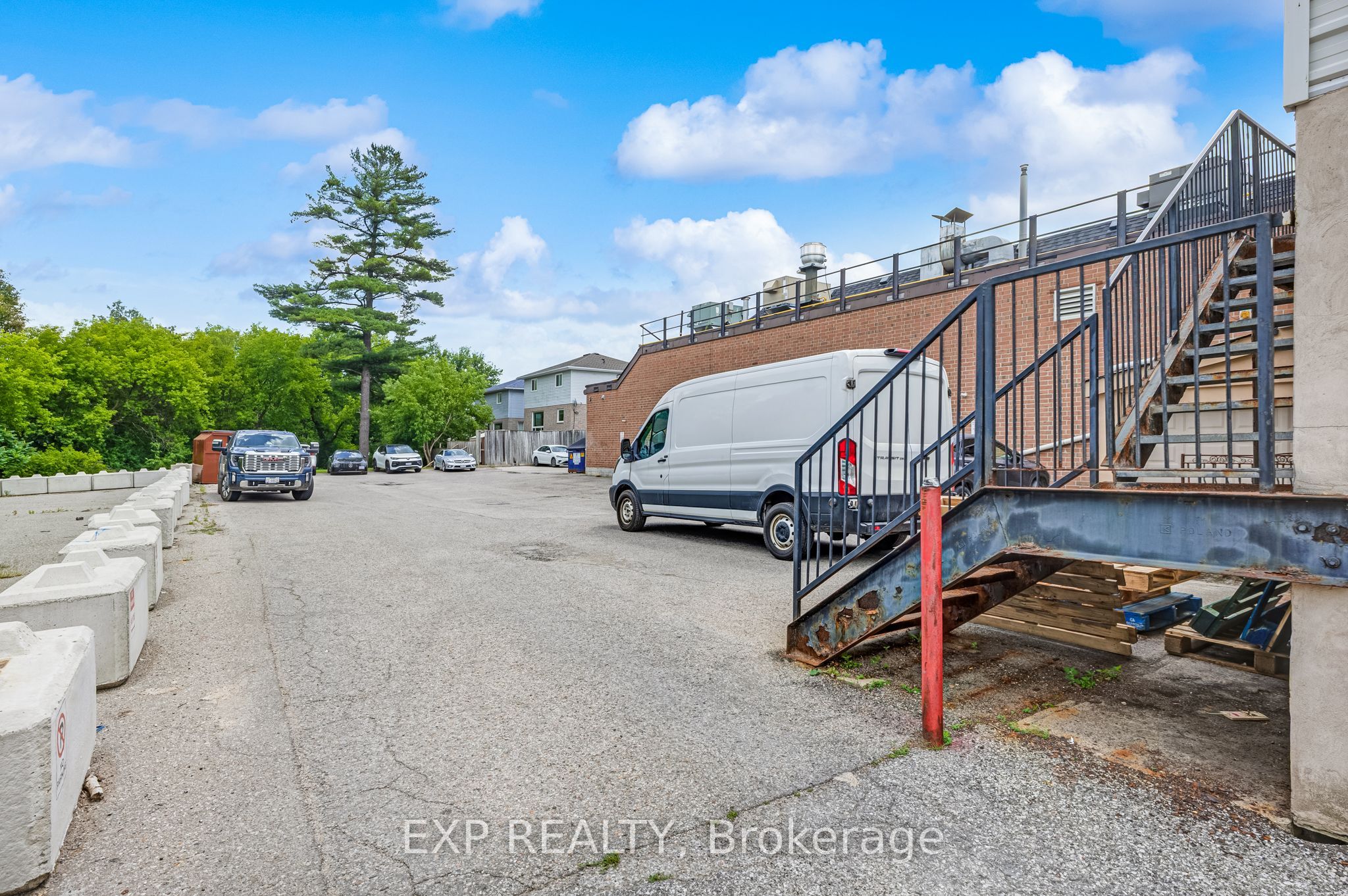 19423 Yonge Street Property Photo 9