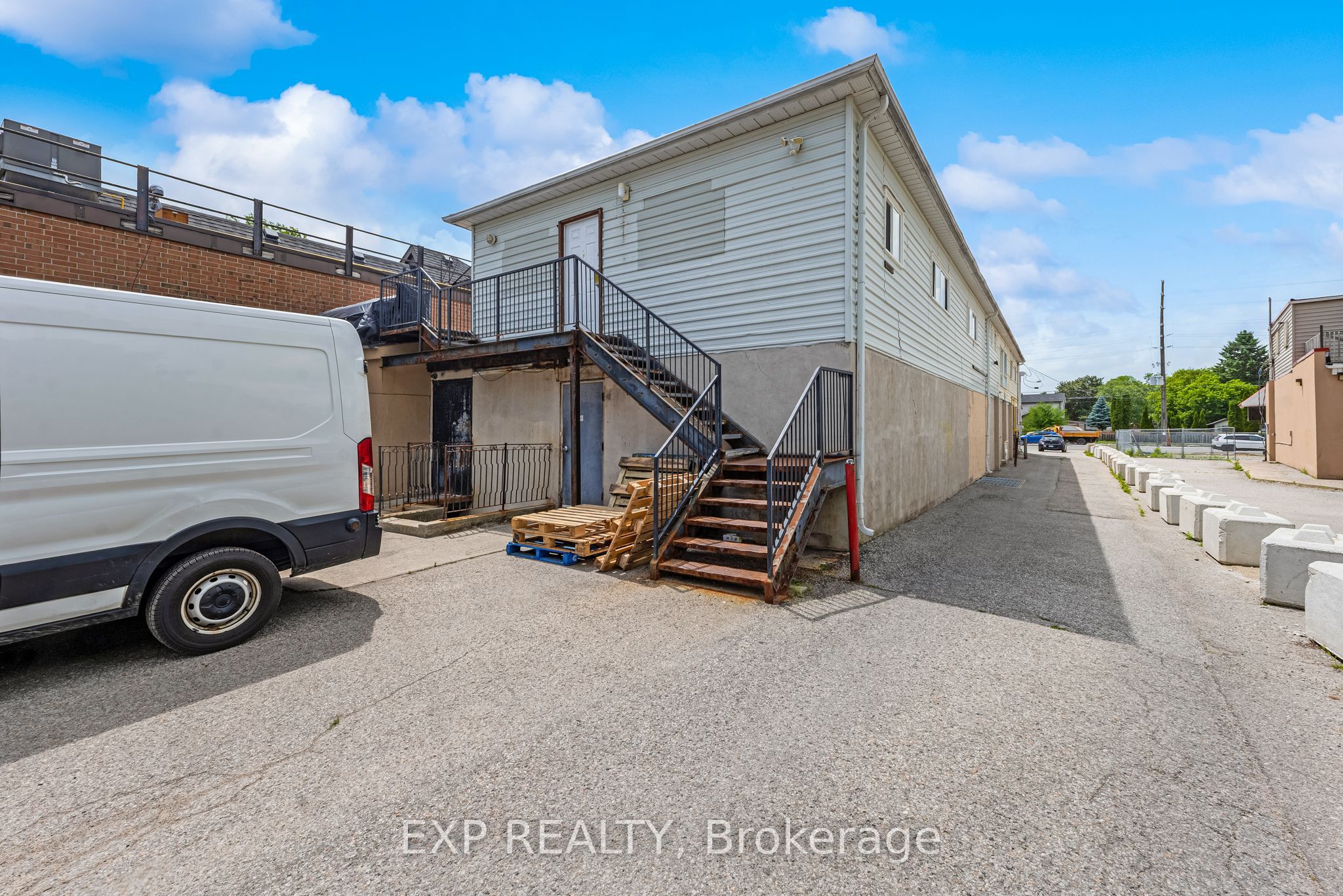19423 Yonge Street Property Photo 10