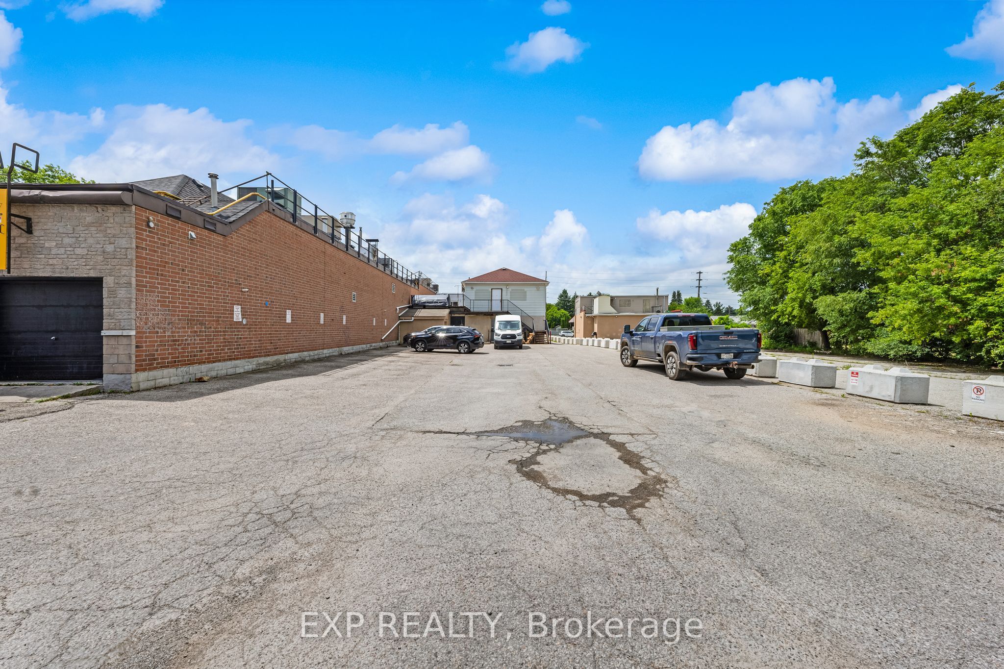 19423 Yonge Street Property Photo 15