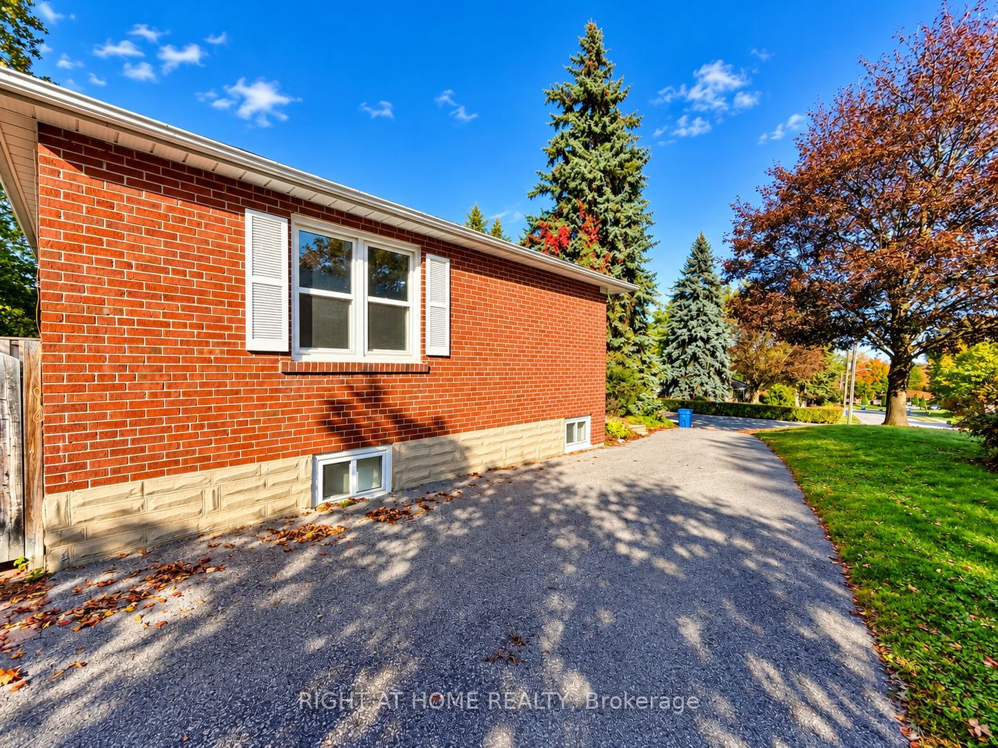 72 Monkswood Crescent Main Floor Property Photo 5