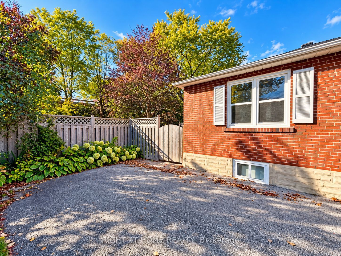 72 Monkswood Crescent Main Floor Property Photo 6
