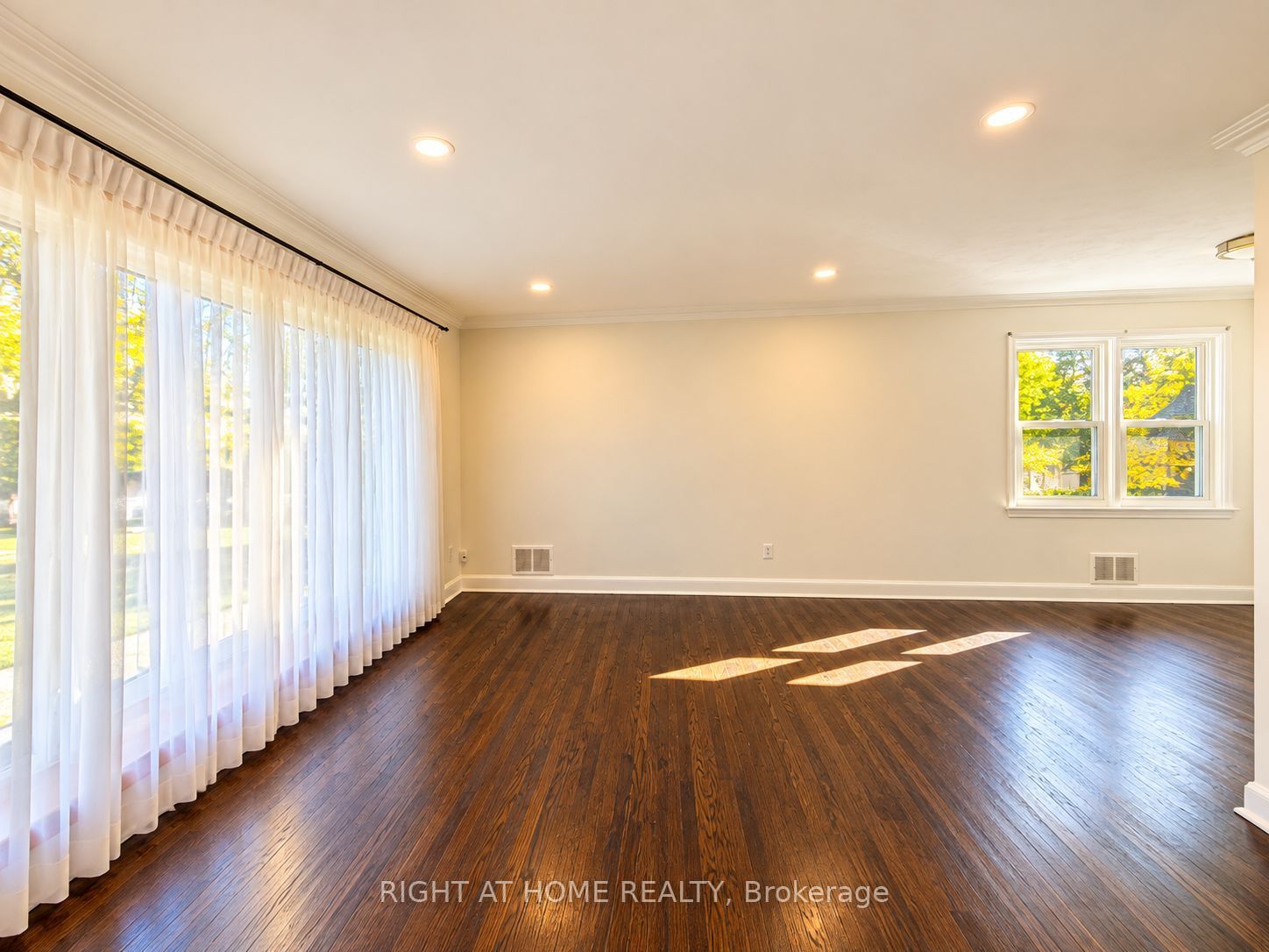 72 Monkswood Crescent Main Floor Property Photo 7