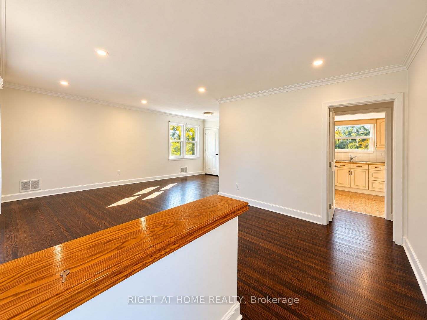 72 Monkswood Crescent Main Floor Property Photo 8