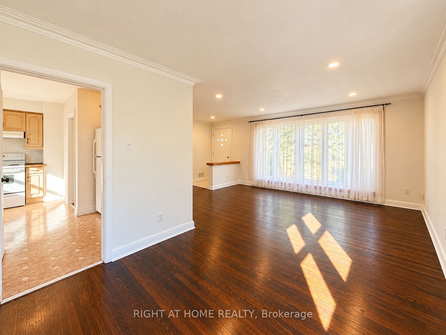 72 Monkswood Crescent Main Floor Property Photo 10