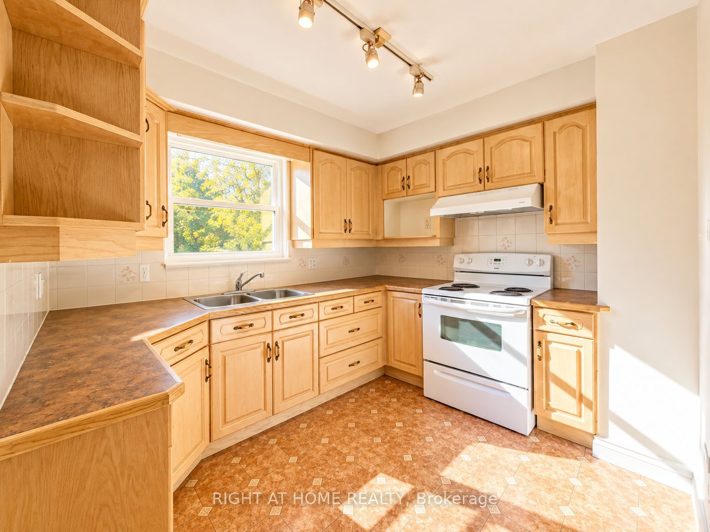 72 Monkswood Crescent Main Floor Property Photo 12