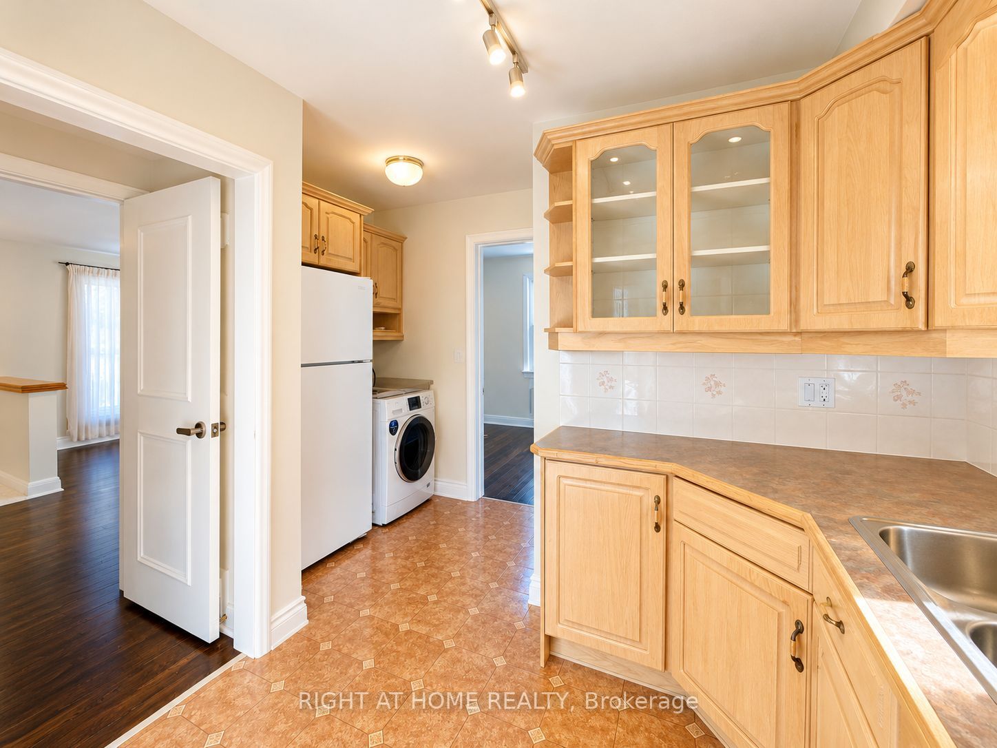 72 Monkswood Crescent Main Floor Property Photo 13