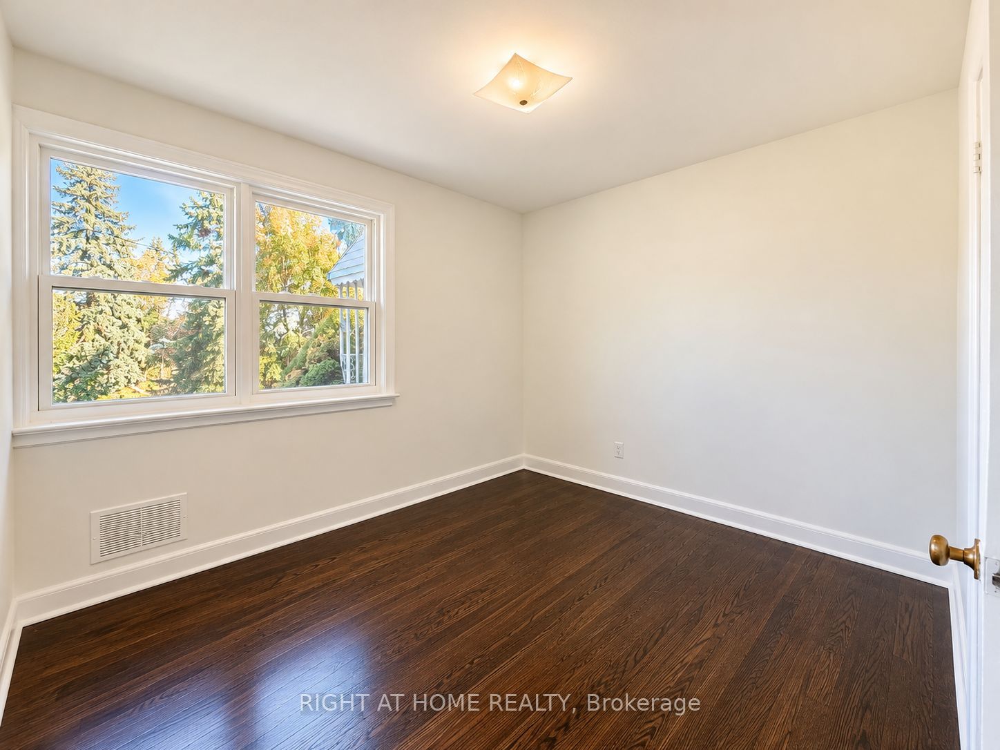 72 Monkswood Crescent Main Floor Property Photo 14