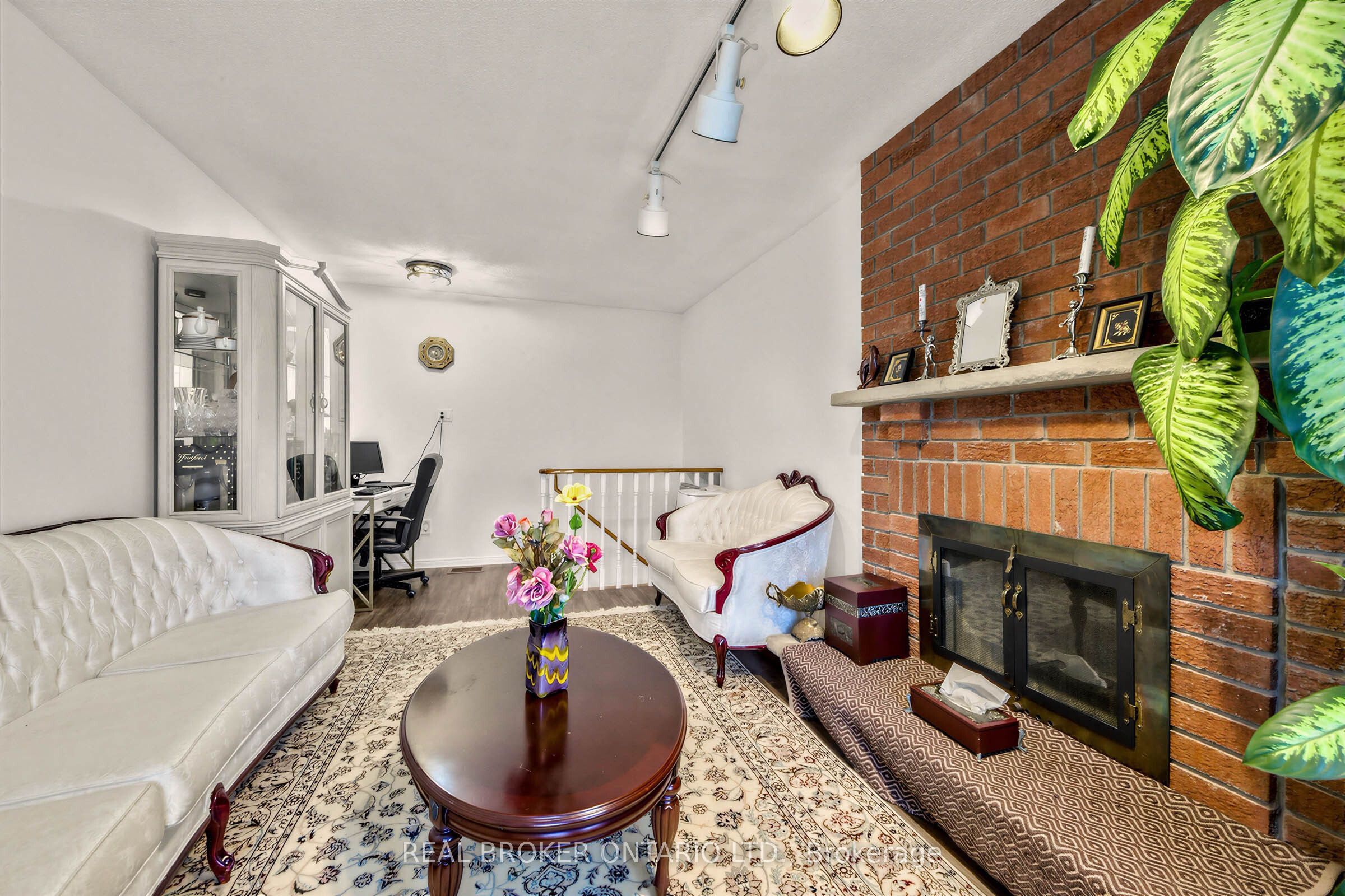 26 White Boulevard Property Photo 5