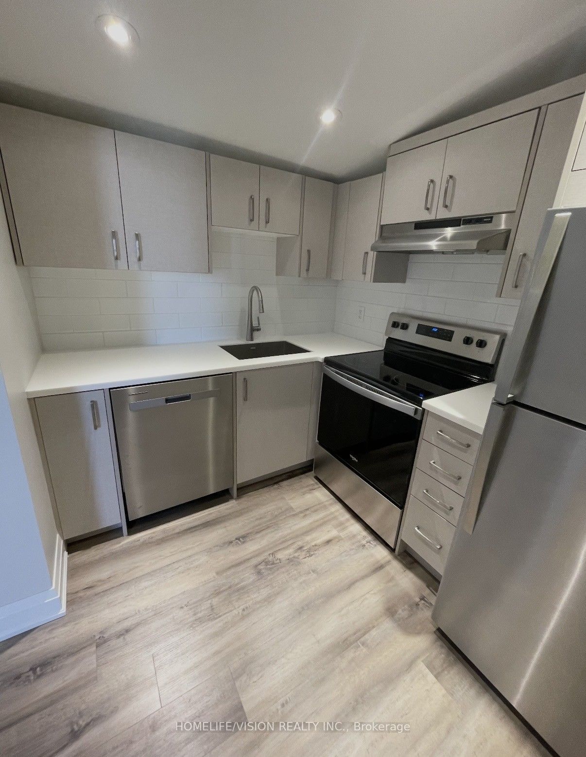 6273 Yonge Street Property Photo 6
