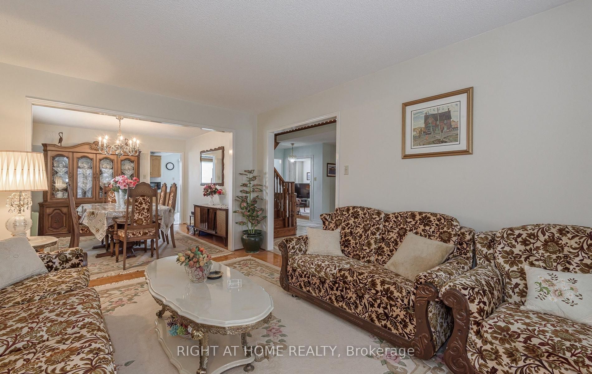 19 Western Skies Court Property Photo 6