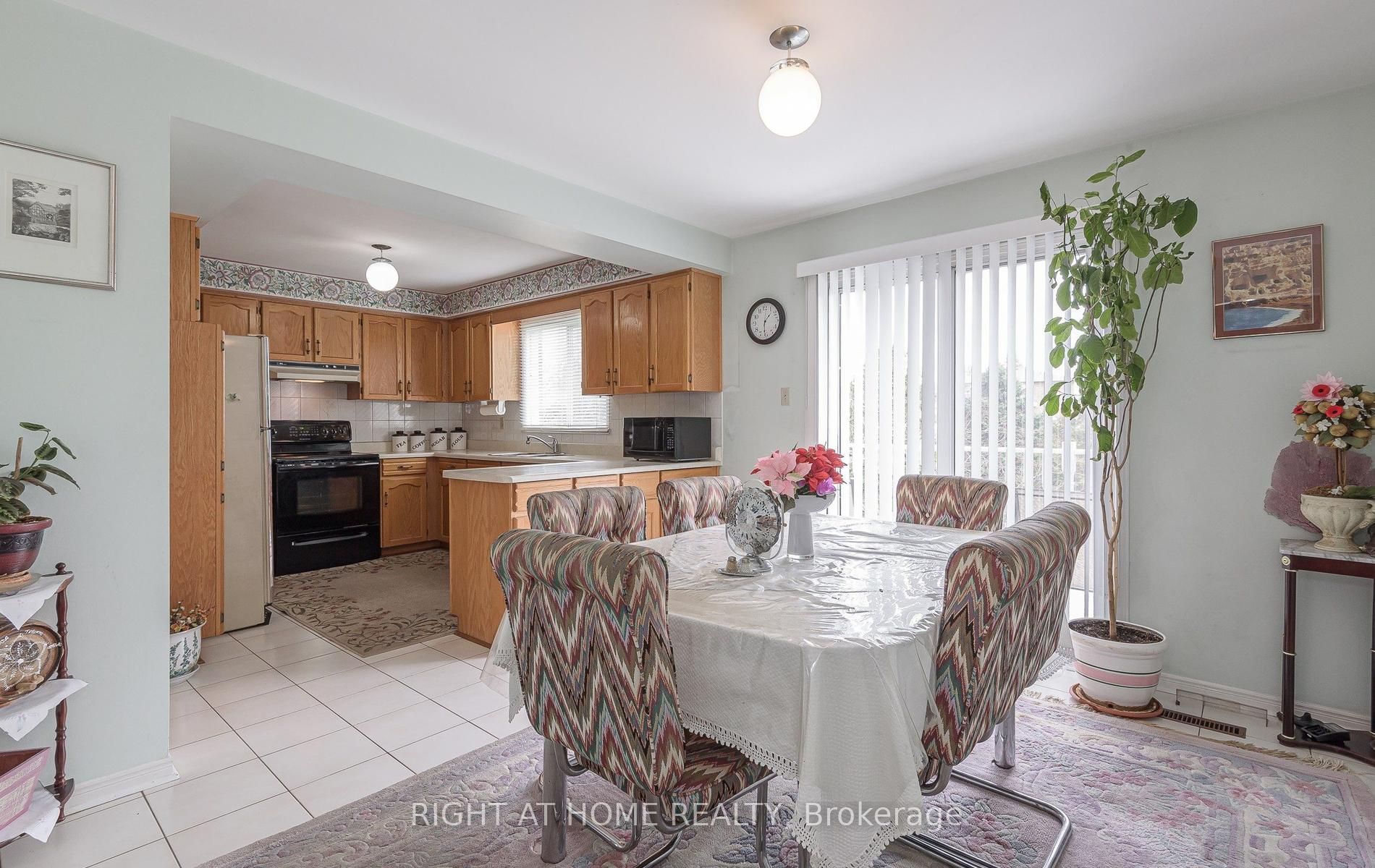 19 Western Skies Court Property Photo 8
