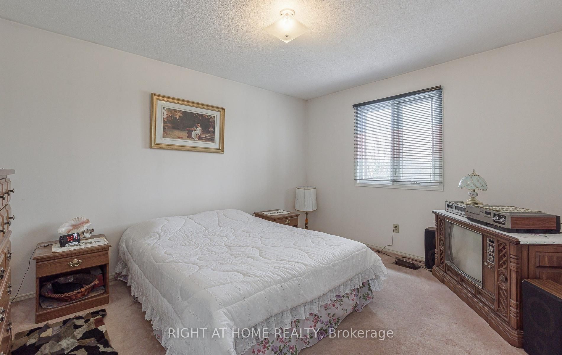19 Western Skies Court Property Photo 16