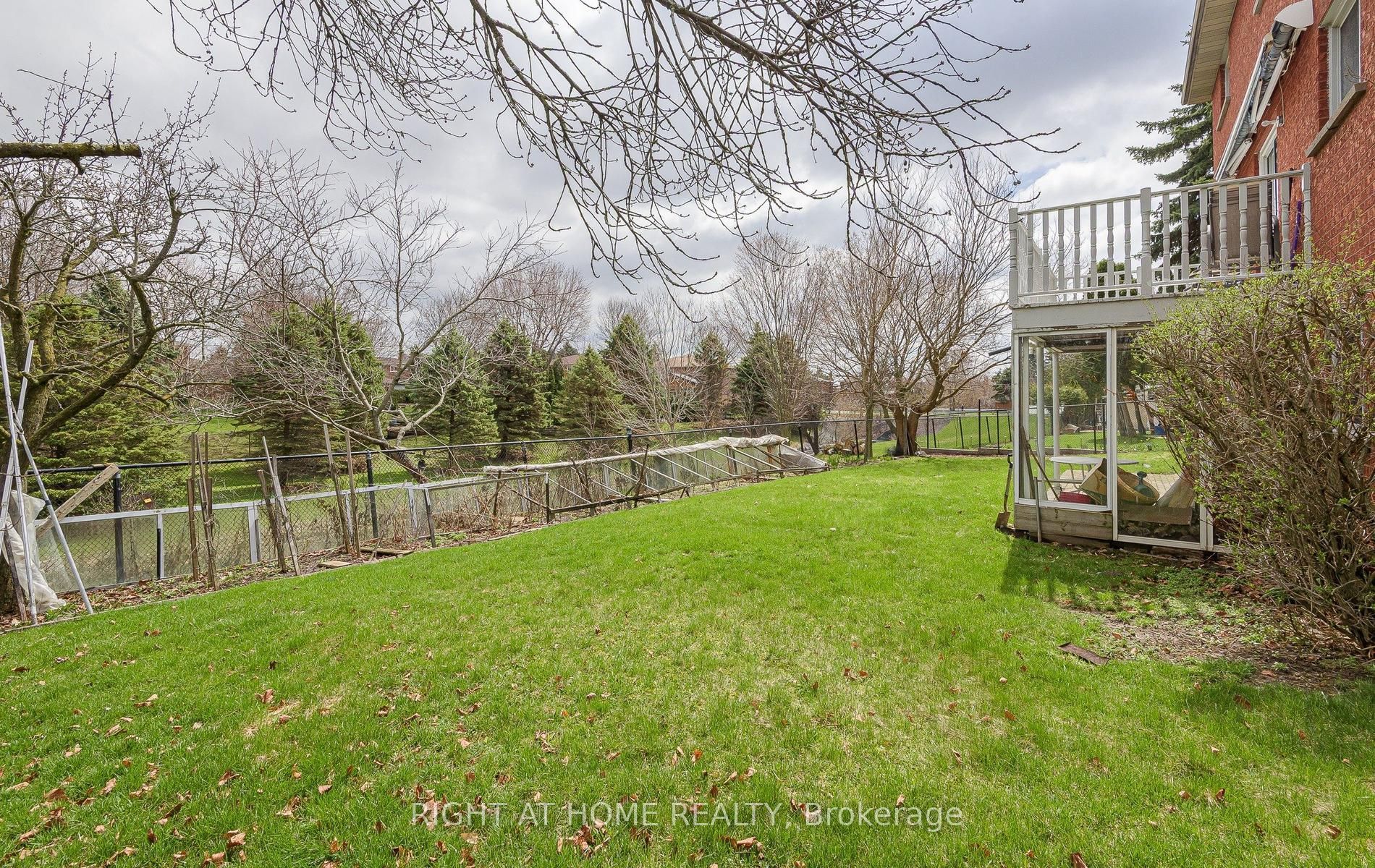 19 Western Skies Court Property Photo 31