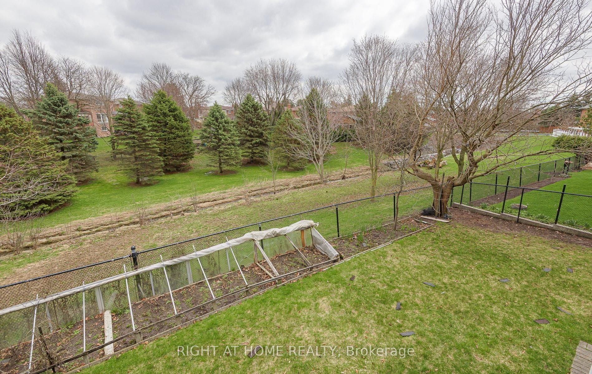 19 Western Skies Court Property Photo 34