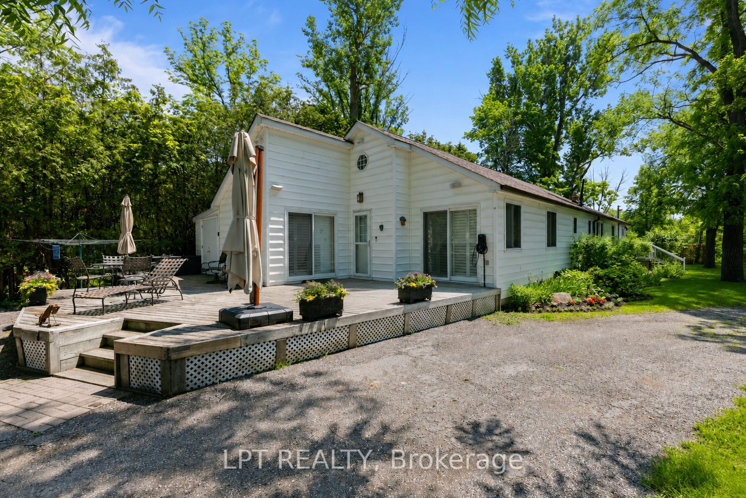 678 Lake Drive E Property Photo 8