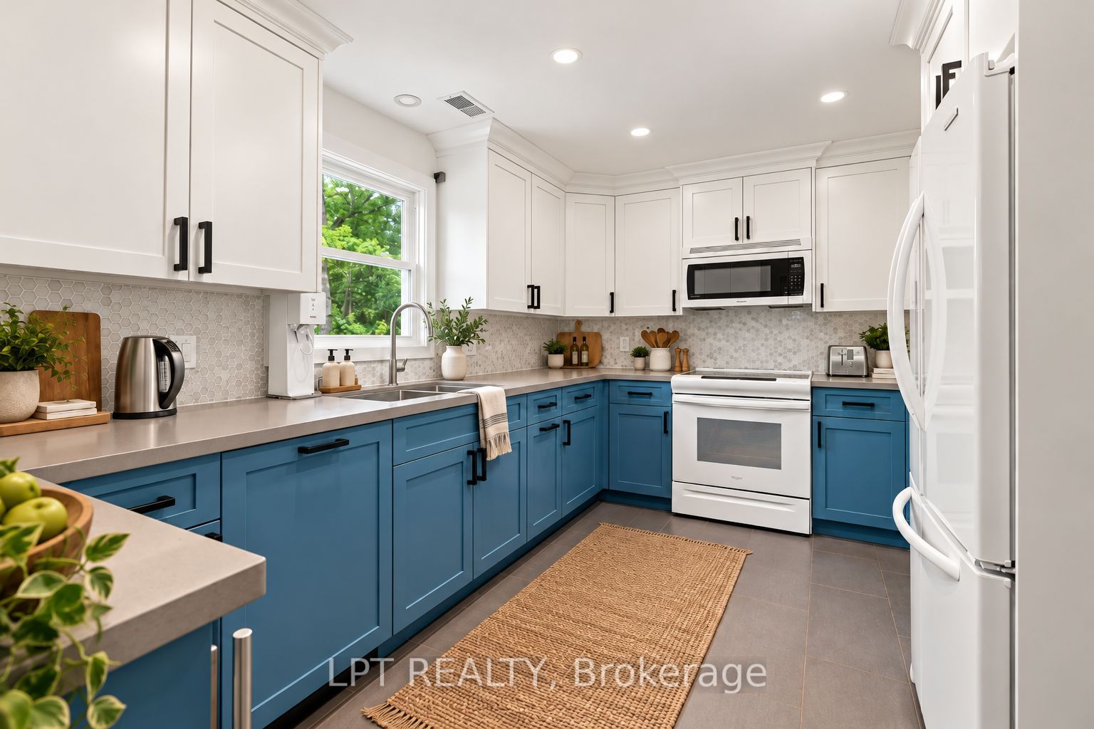 678 Lake Drive E Property Photo 11